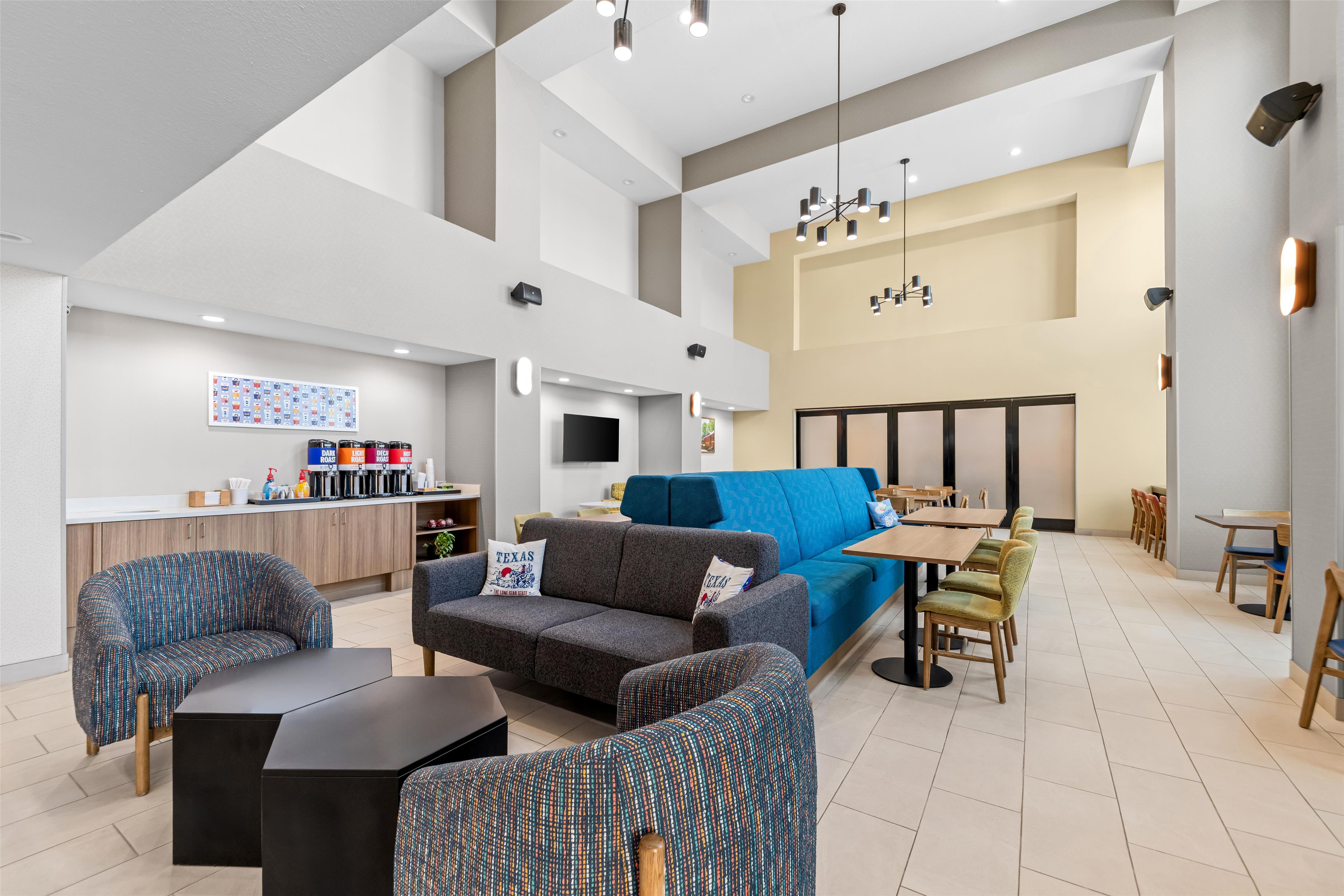 Breakfast Area | Hampton Inn & Suites Palestine