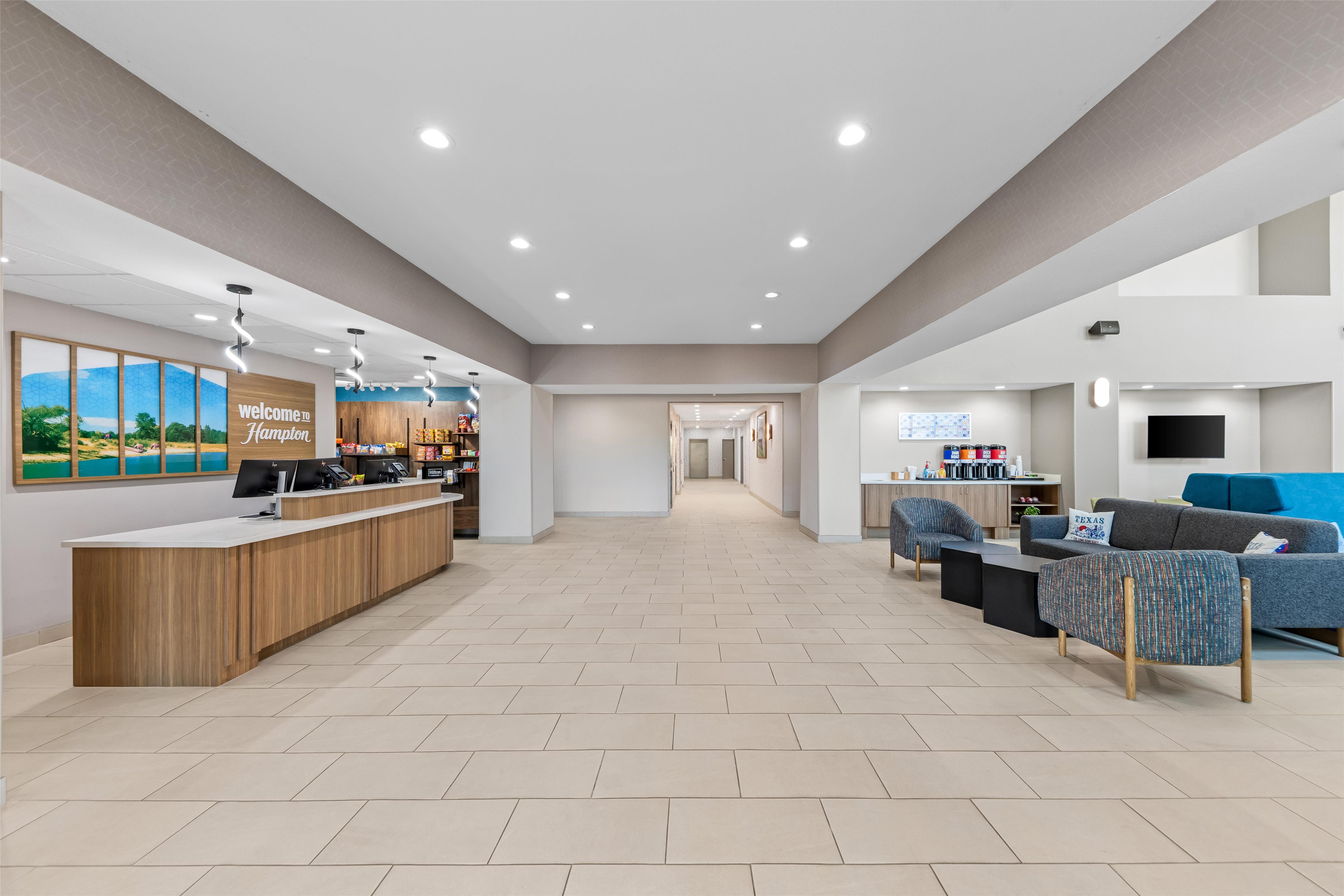 Lobby | Hampton Inn & Suites Palestine