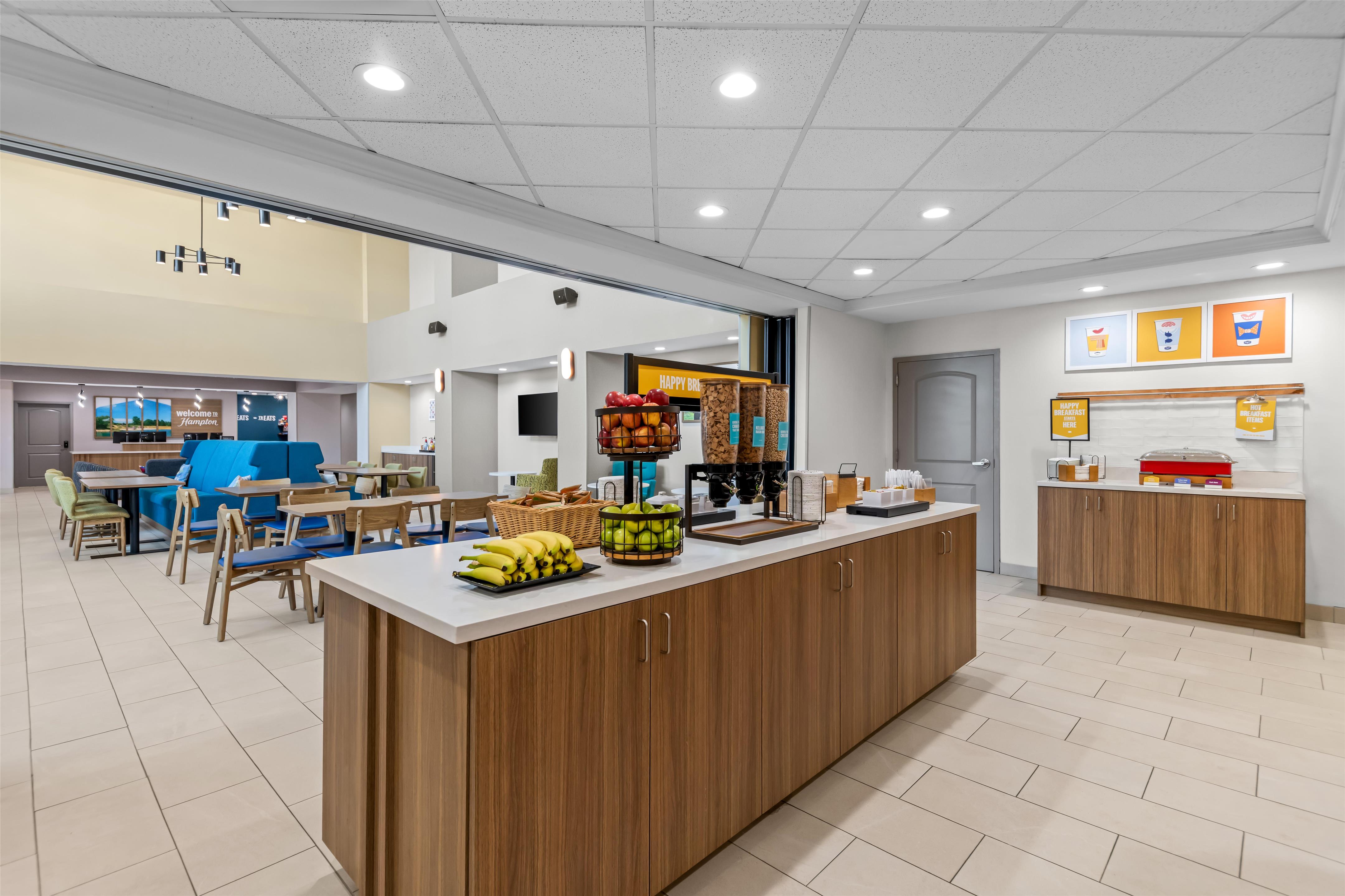 Breakfast Area | Hampton Inn & Suites Palestine
