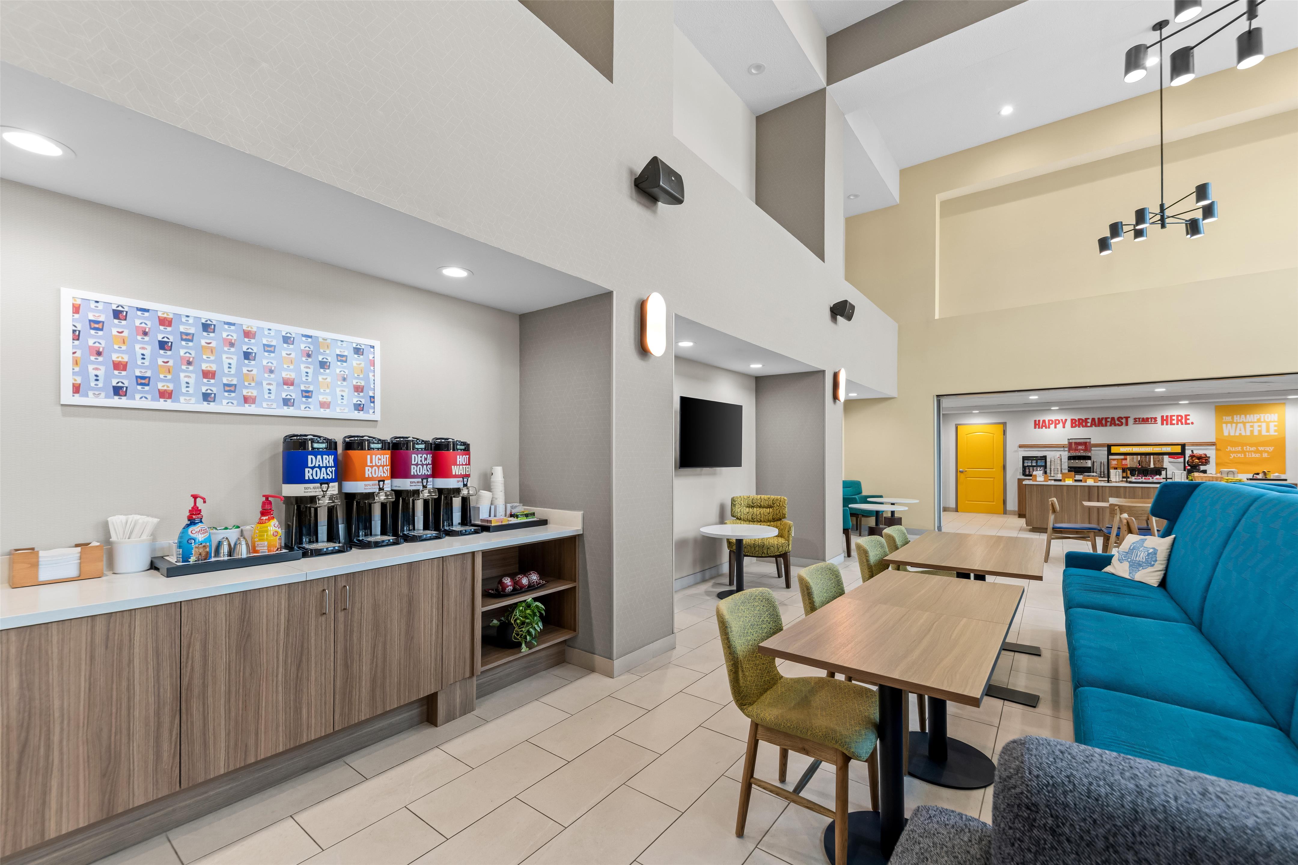 Breakfast Area | Hampton Inn & Suites Palestine