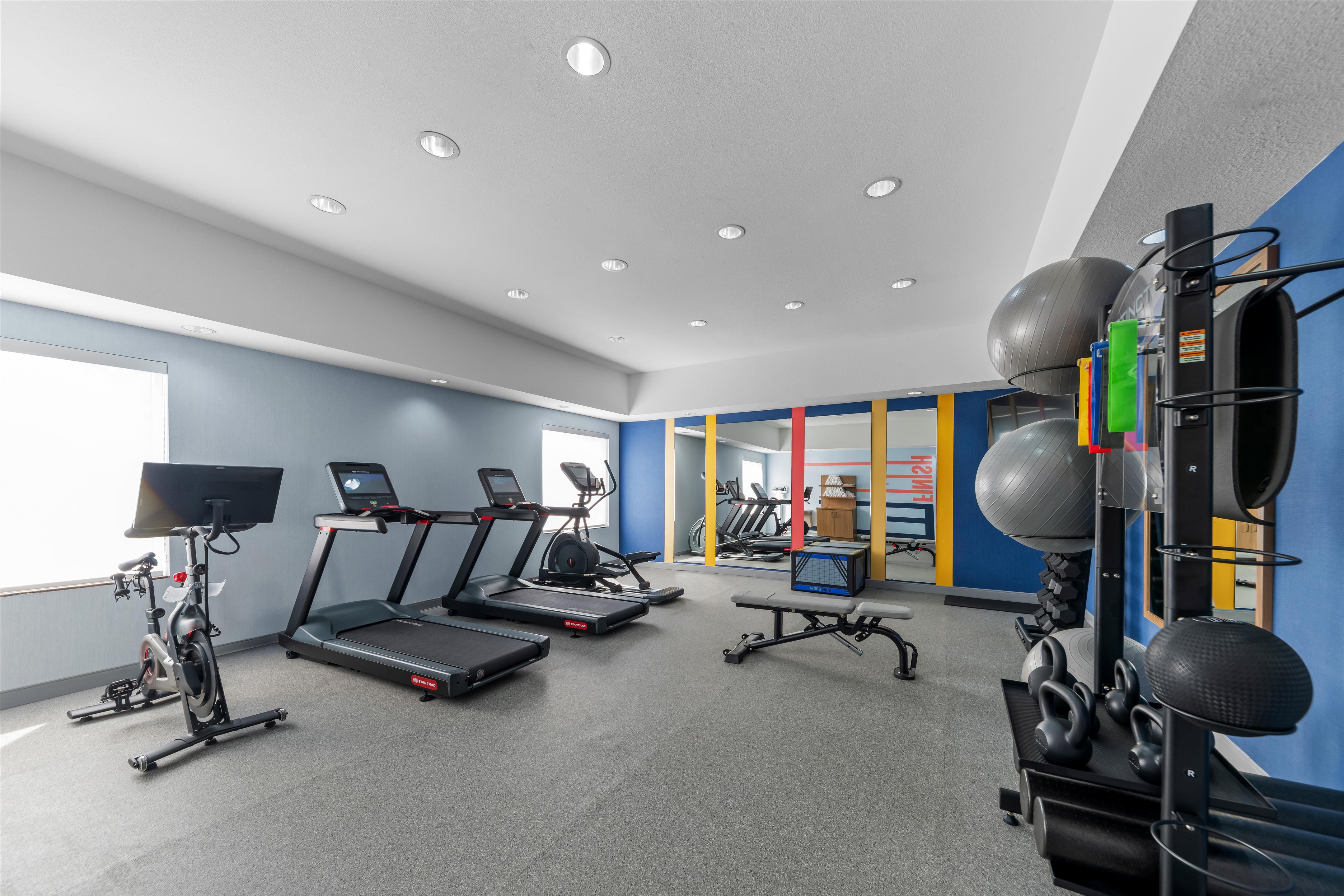 Health club fitness center gym | Hampton Inn & Suites Palestine