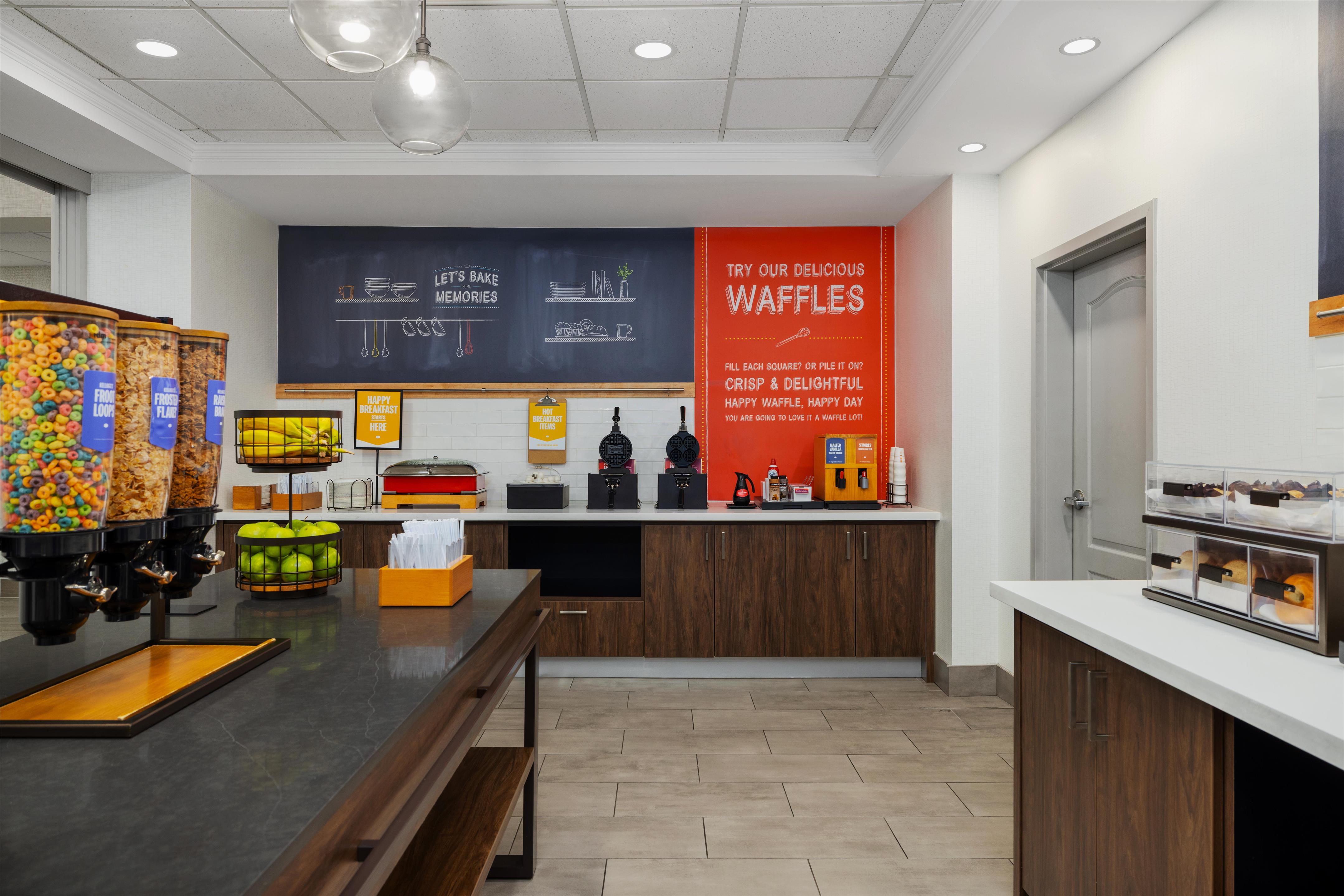 Breakfast Area | Hampton Inn & Suites Port Arthur