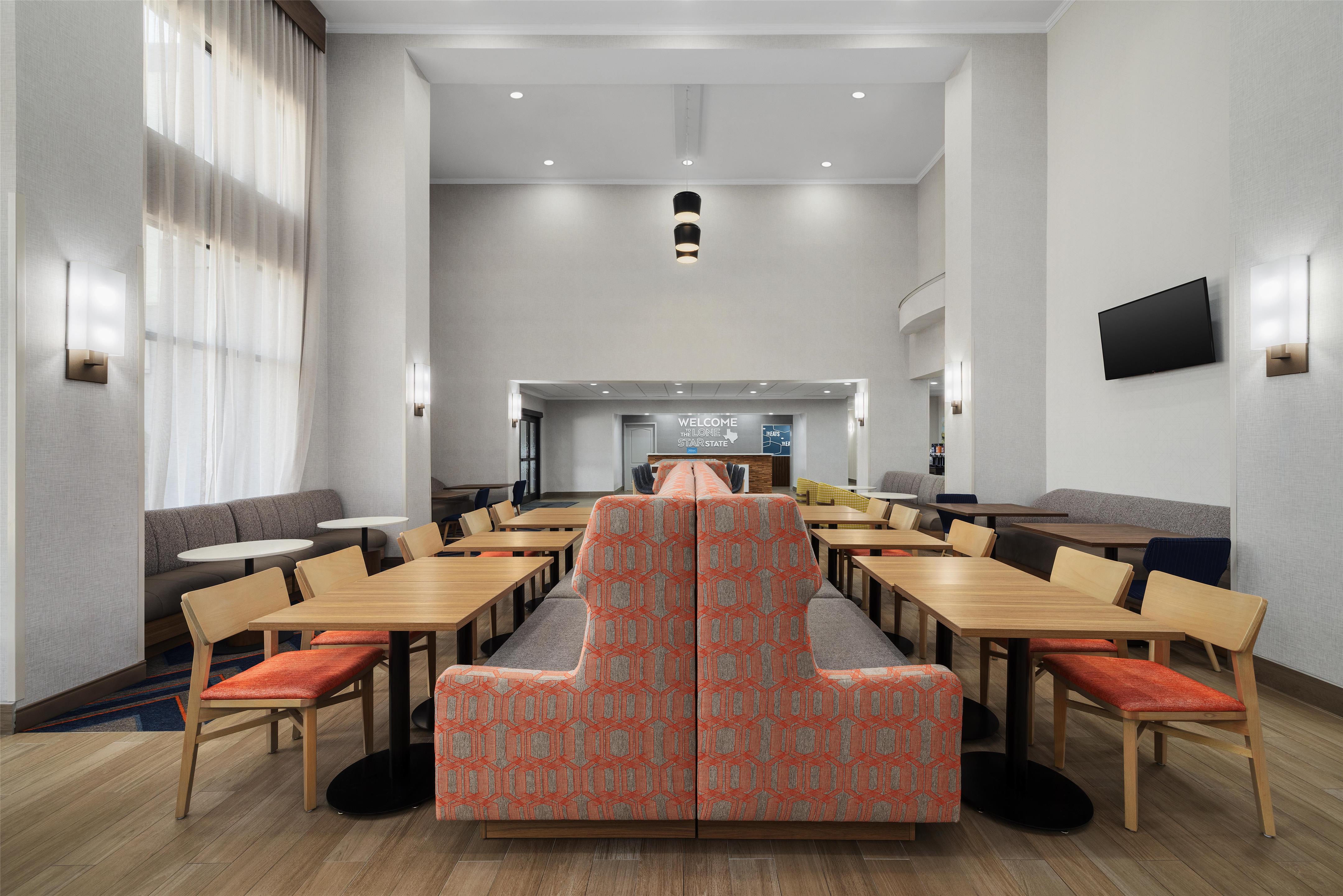 Breakfast Area | Hampton Inn & Suites Port Arthur