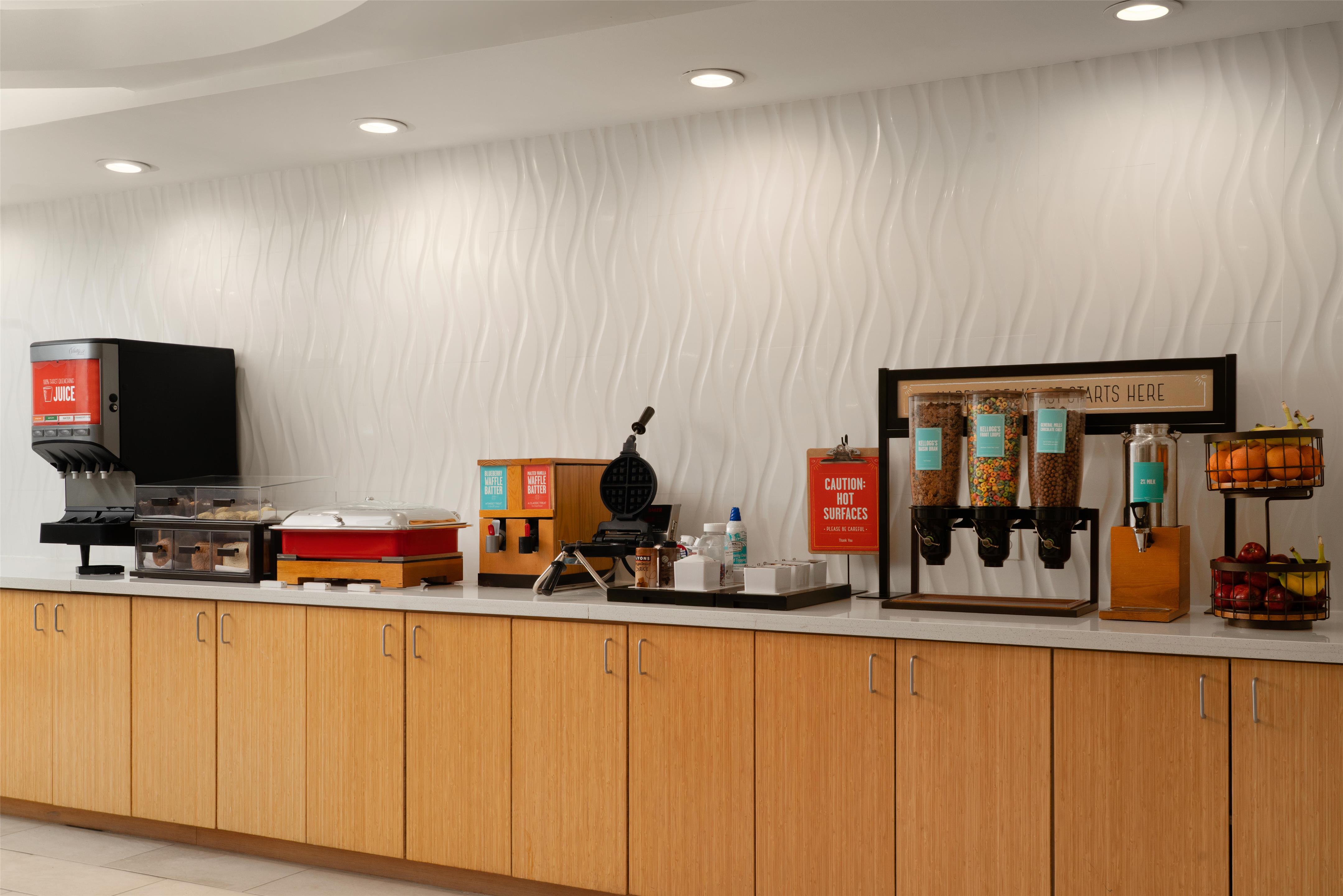 Breakfast Area | Hampton Inn by Hilton Hopewell Fort Gregg-Adams