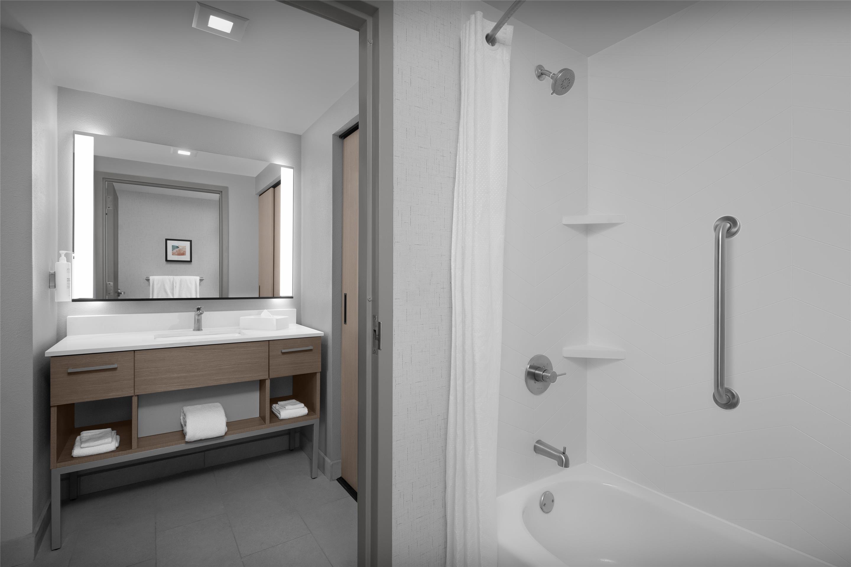 Guest room bath