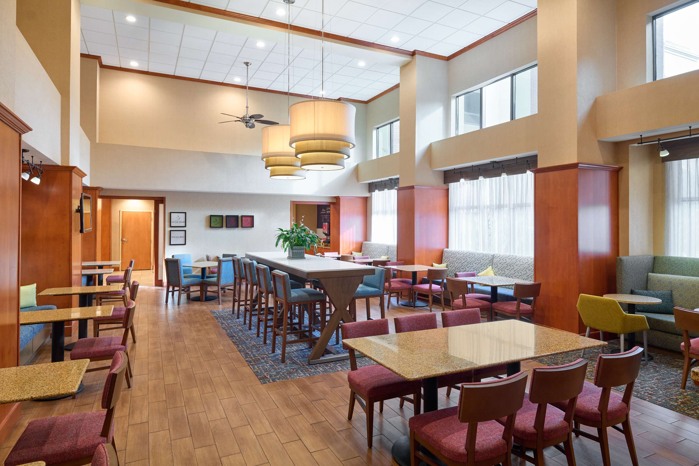 Breakfast Area | Hampton Inn & Suites Providence/Smithfield