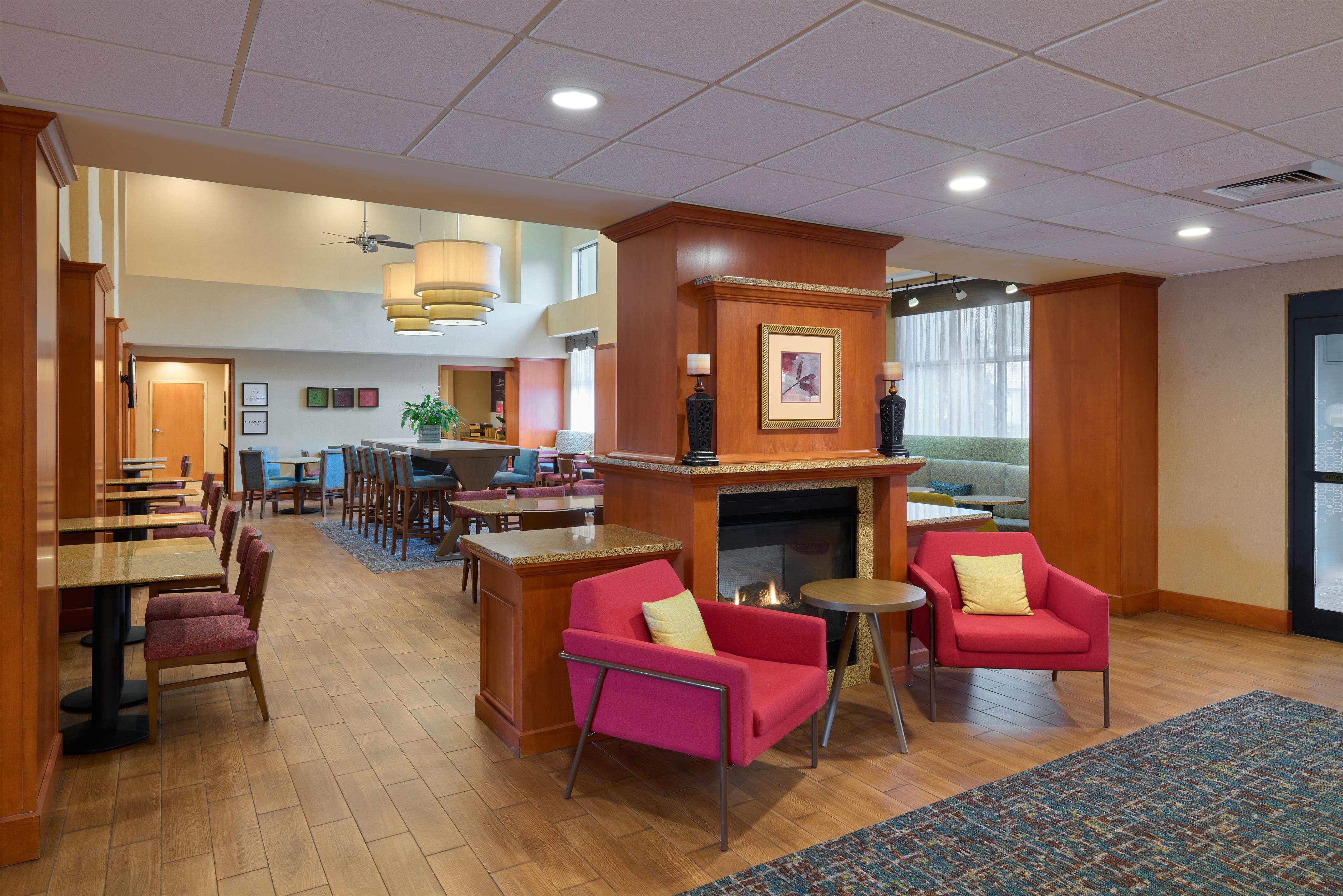 Lobby | Hampton Inn & Suites Providence/Smithfield
