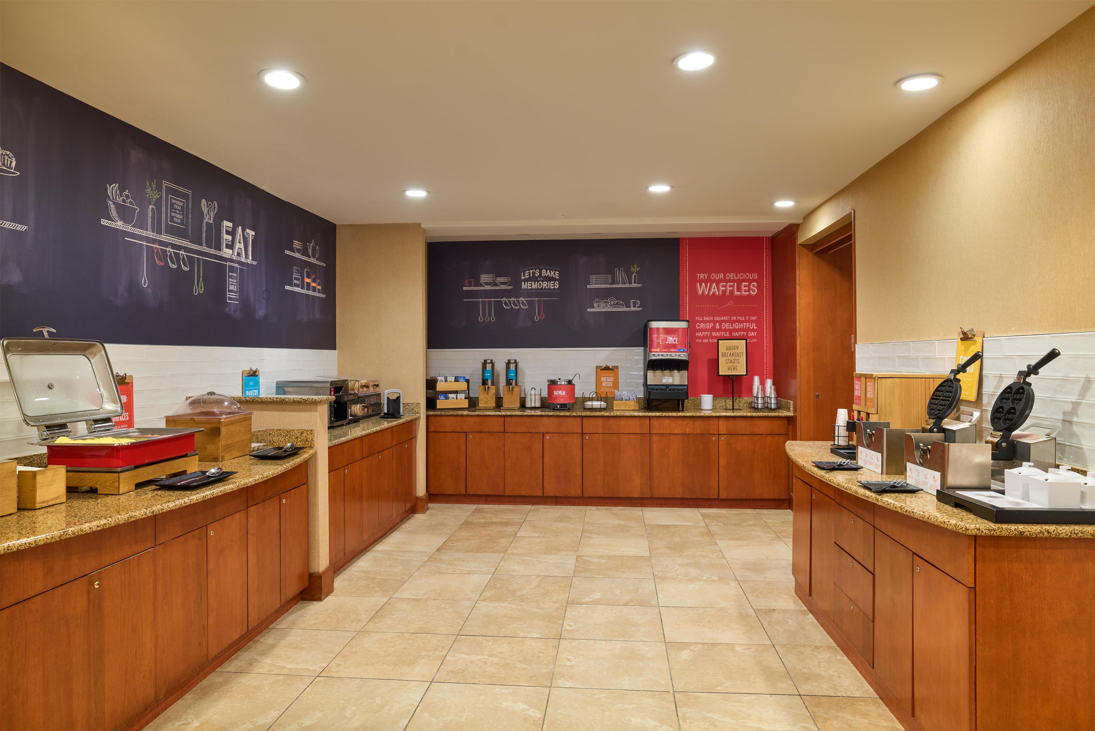Breakfast Area | Hampton Inn & Suites Providence/Smithfield