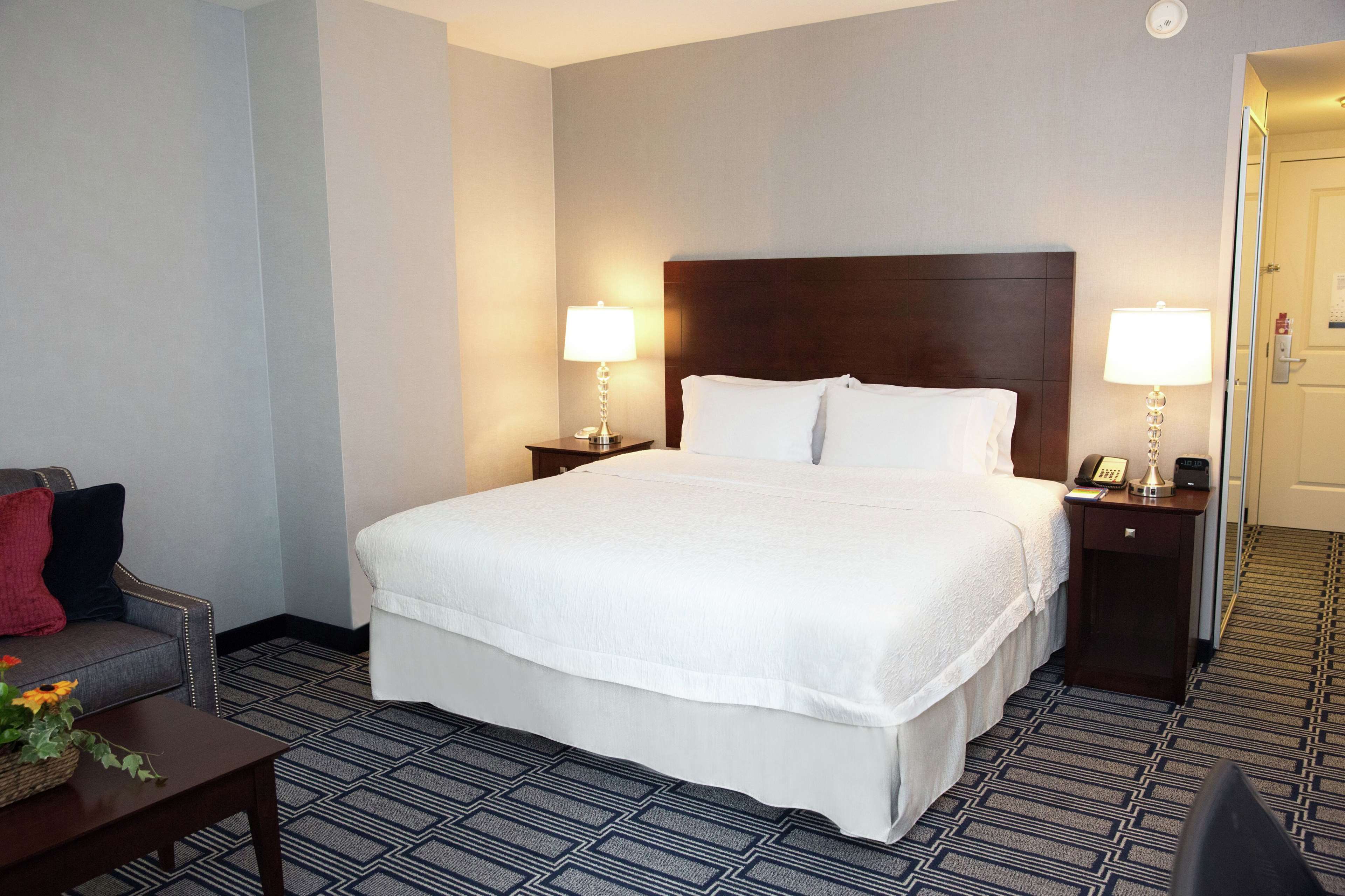 Hampton Inn & Suites by Hilton Providence Downtown Room Type - 1KNG STUDY SOFABED NONSMOK
