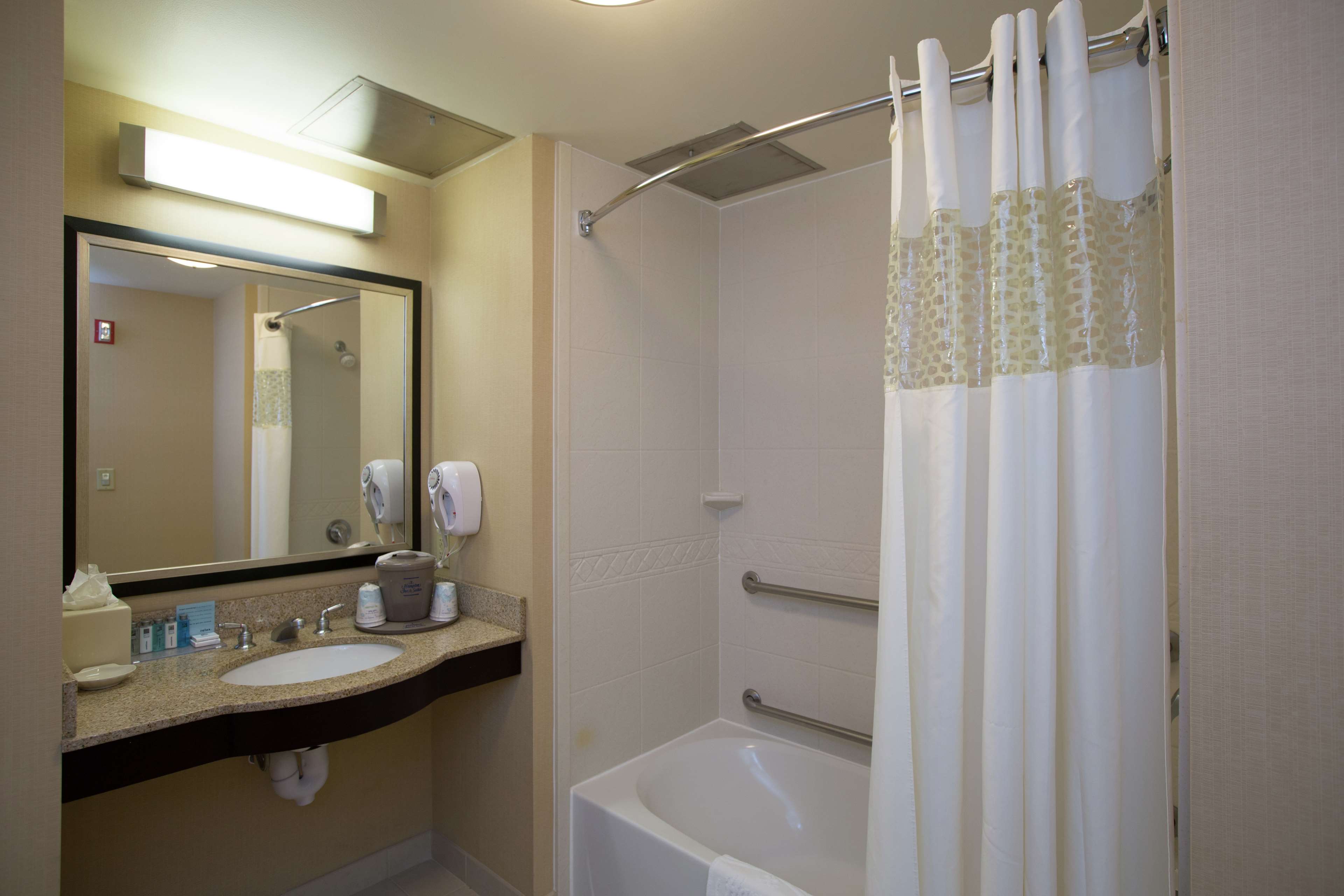 Hampton Inn & Suites by Hilton Providence Downtown Room Type - 1 KING ACC W TUB NON SMOK