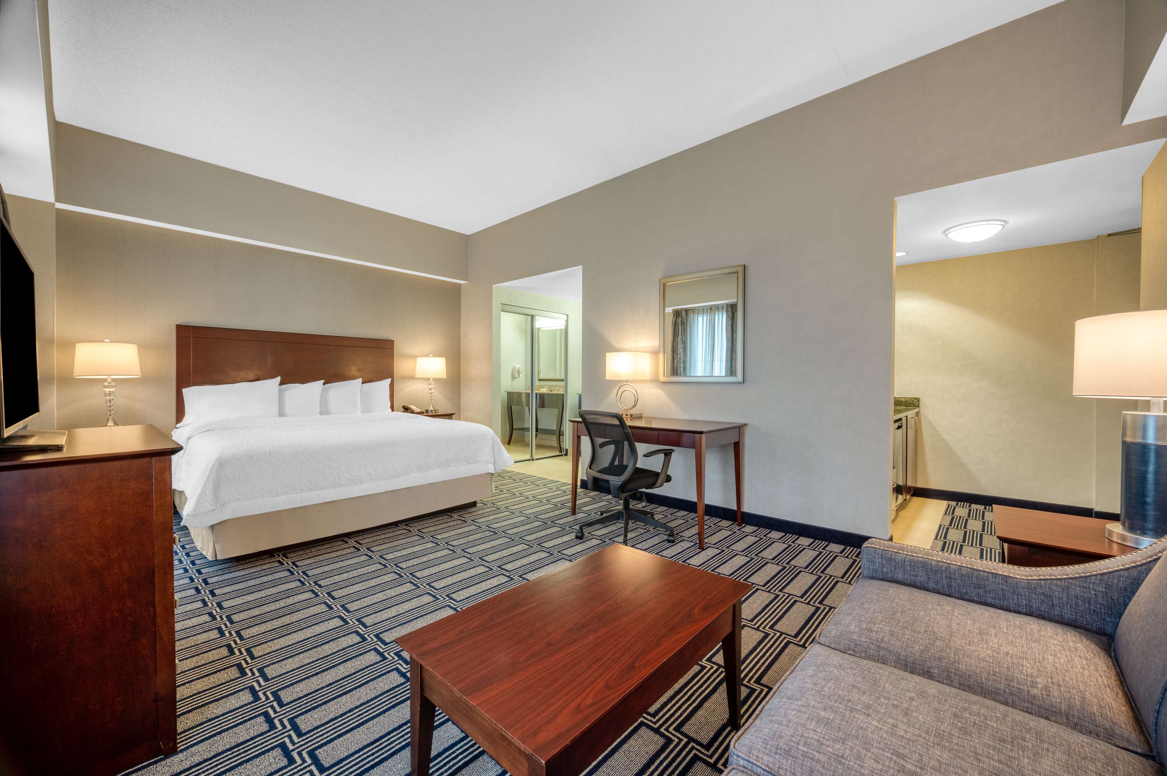 Hampton Inn & Suites by Hilton Providence Downtown Room Type - 1KNG STUDIO SOFABED NOSMOK