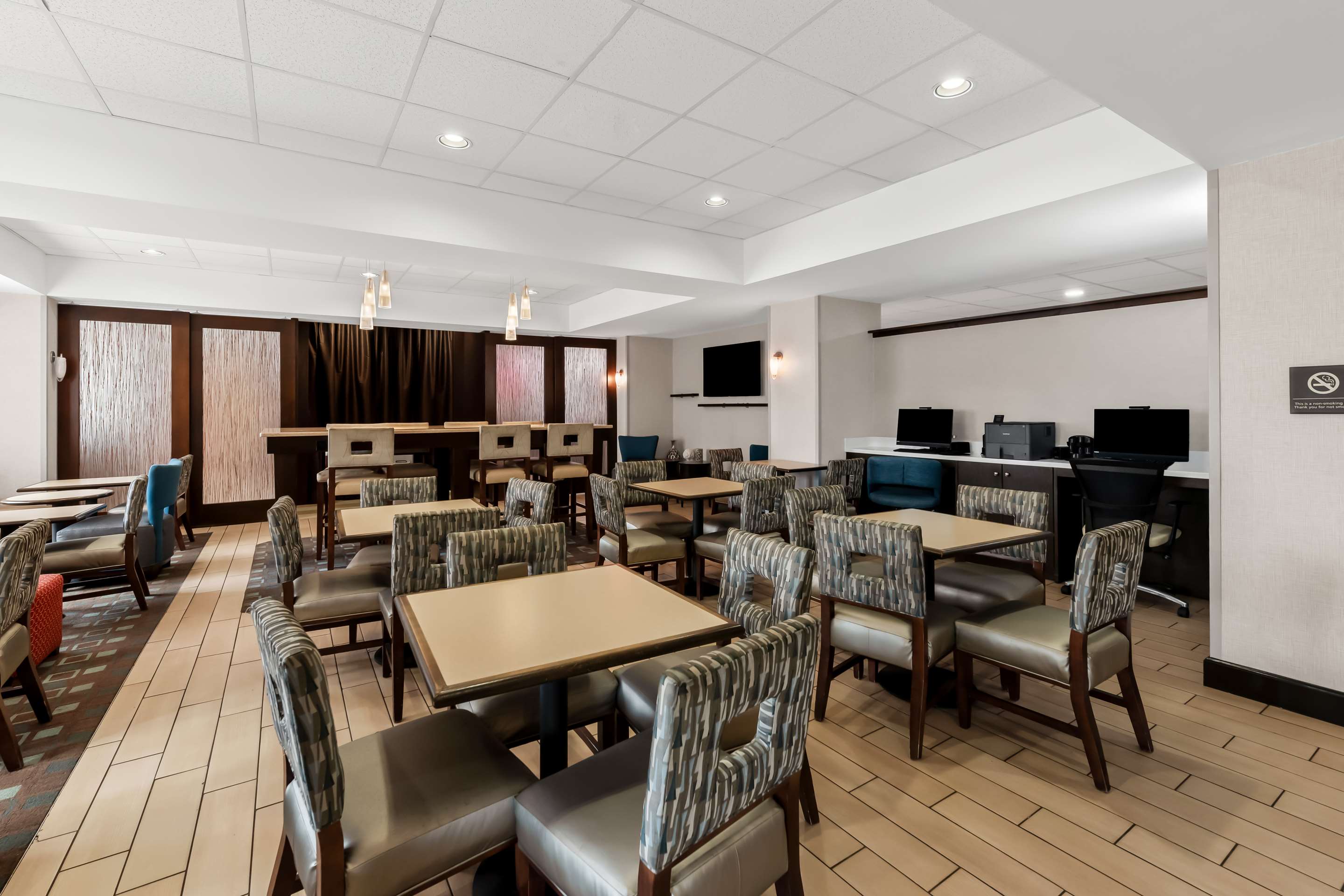 Breakfast Area | Hampton Inn Pennsville