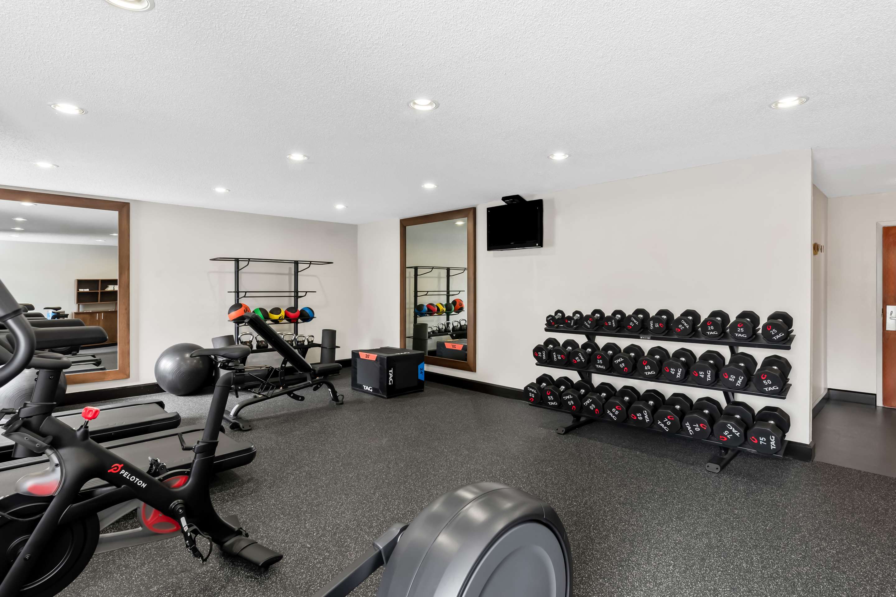 Health club fitness center gym | Hampton Inn Pennsville