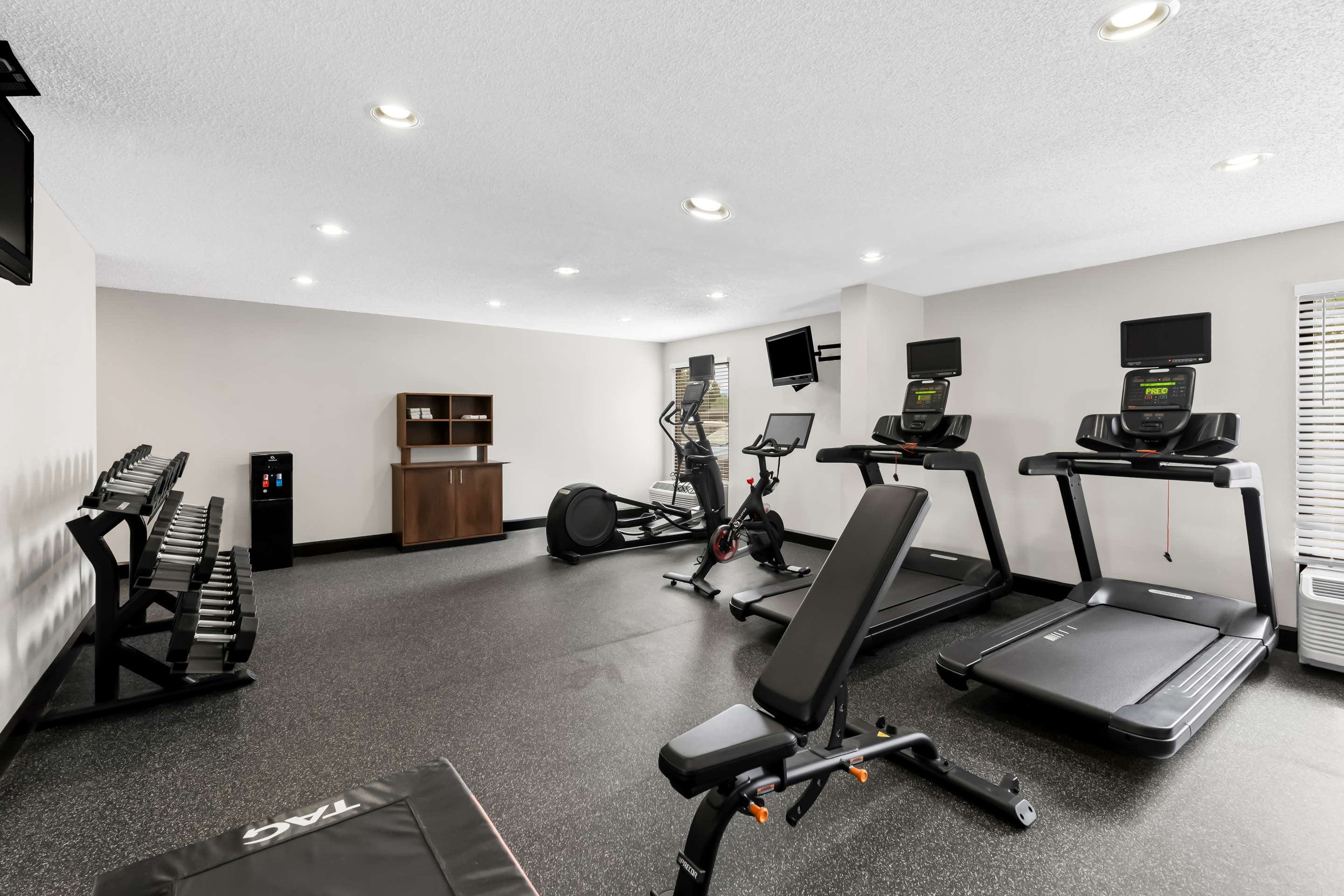 Health club fitness center gym | Hampton Inn Pennsville
