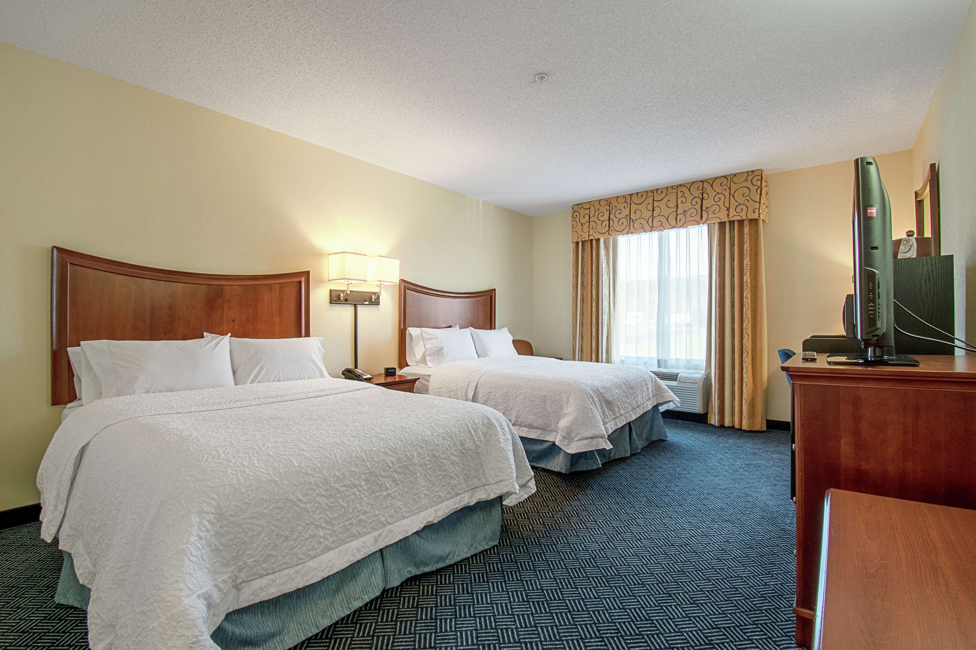 Hampton Inn by Hilton Pine Grove Room Type - 2QN MOB HEARING ACC TUB NS