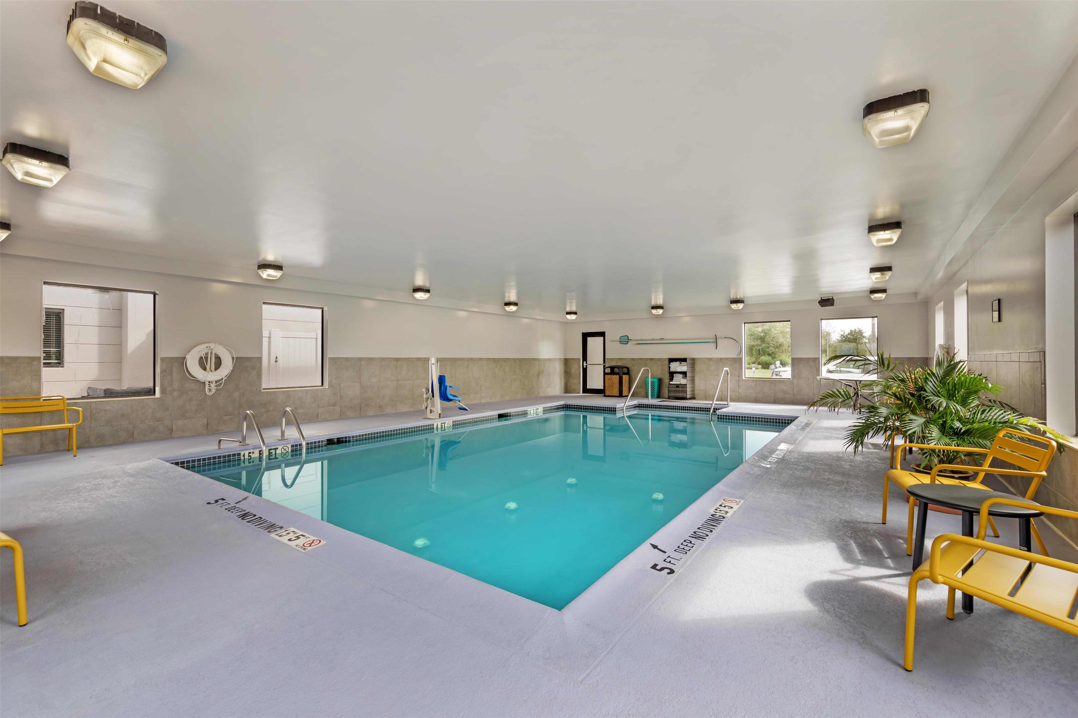 Pool | Hampton Inn Pine Grove
