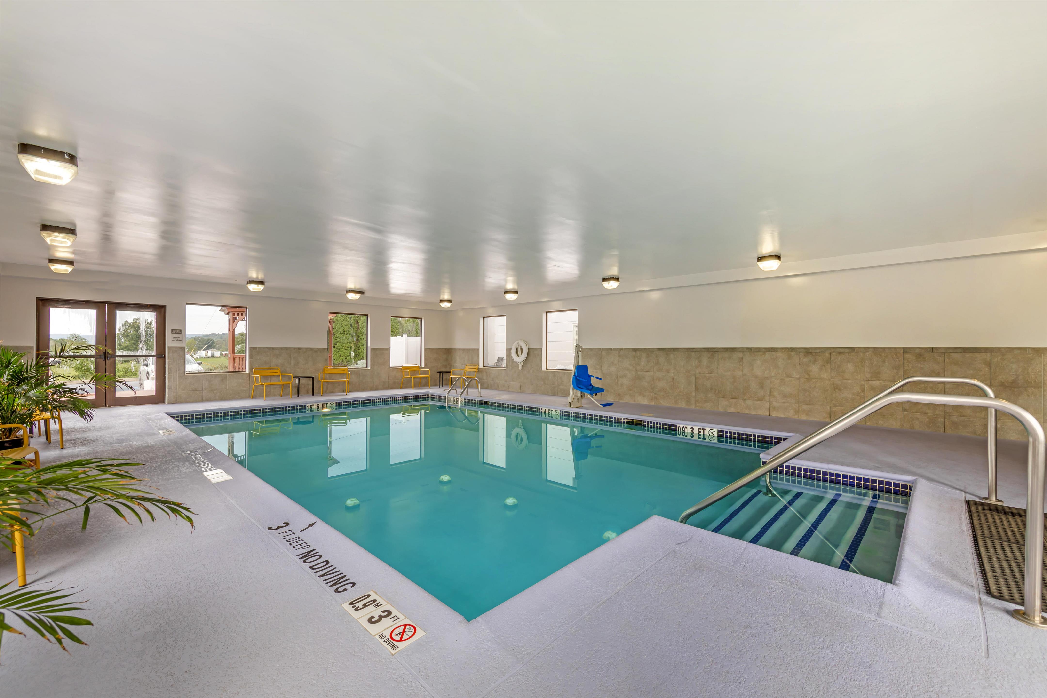 Pool | Hampton Inn Pine Grove