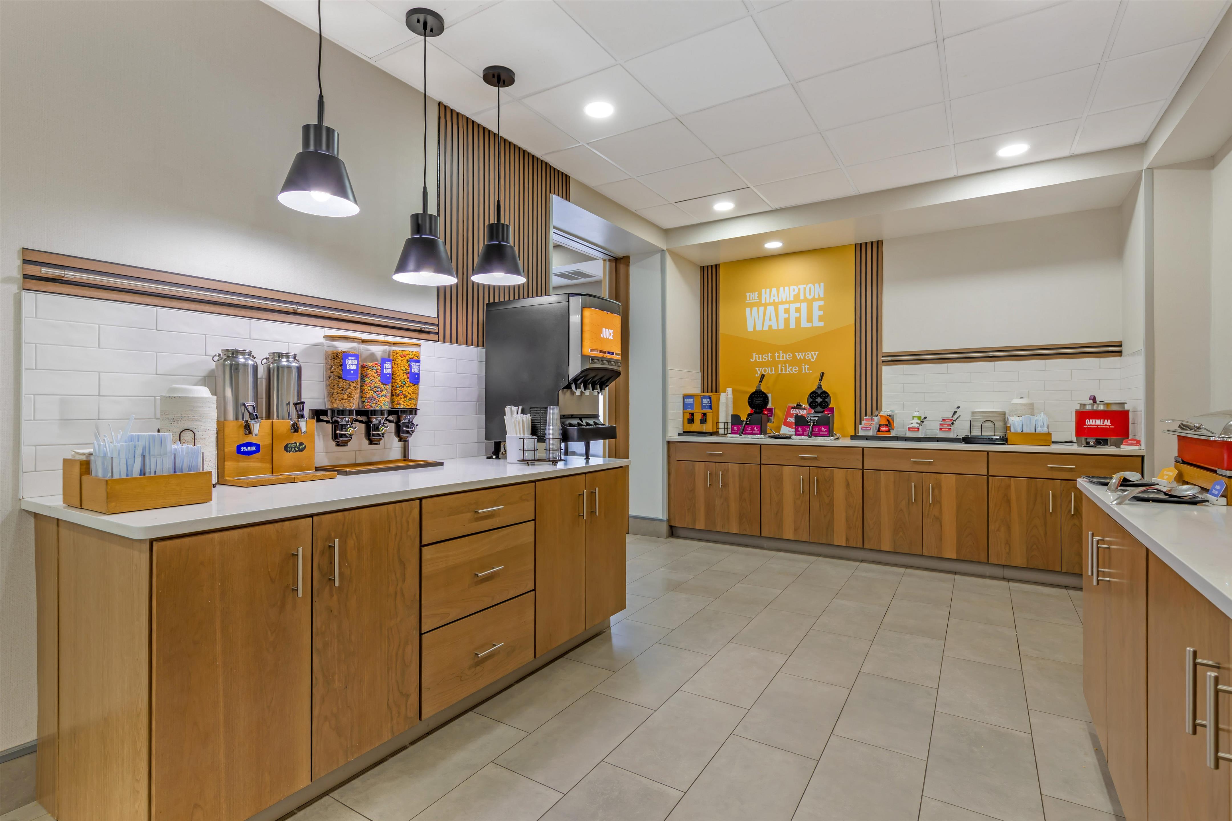 Breakfast Area | Hampton Inn Pine Grove