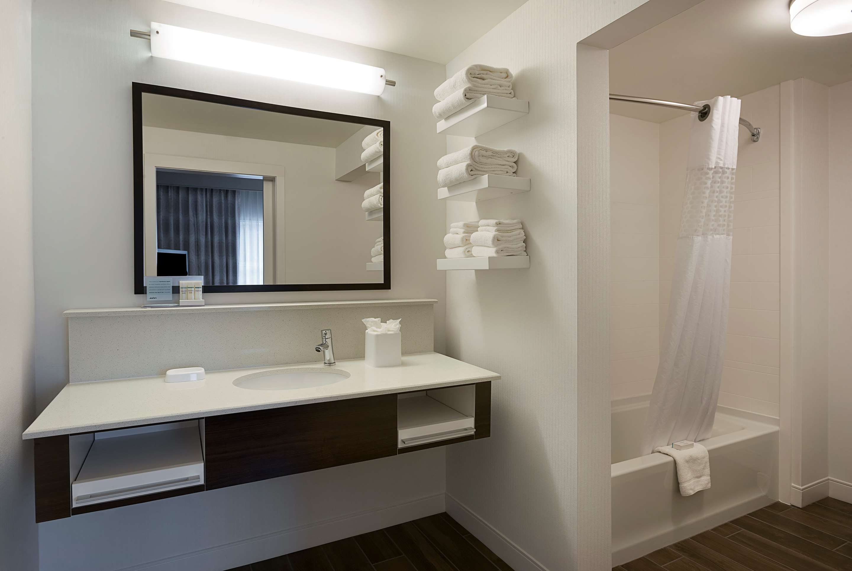 Guest room bath