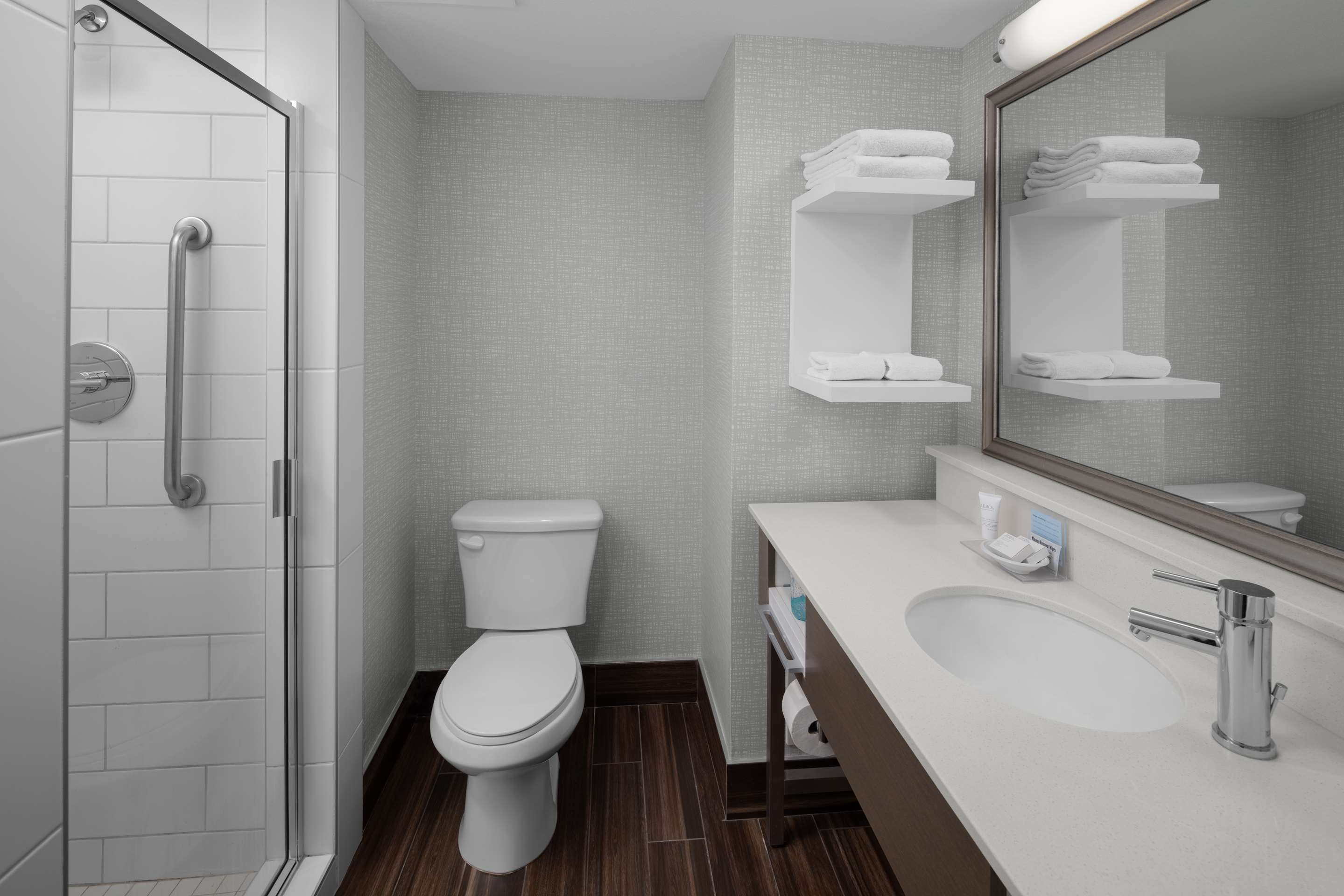 Guest room bath
