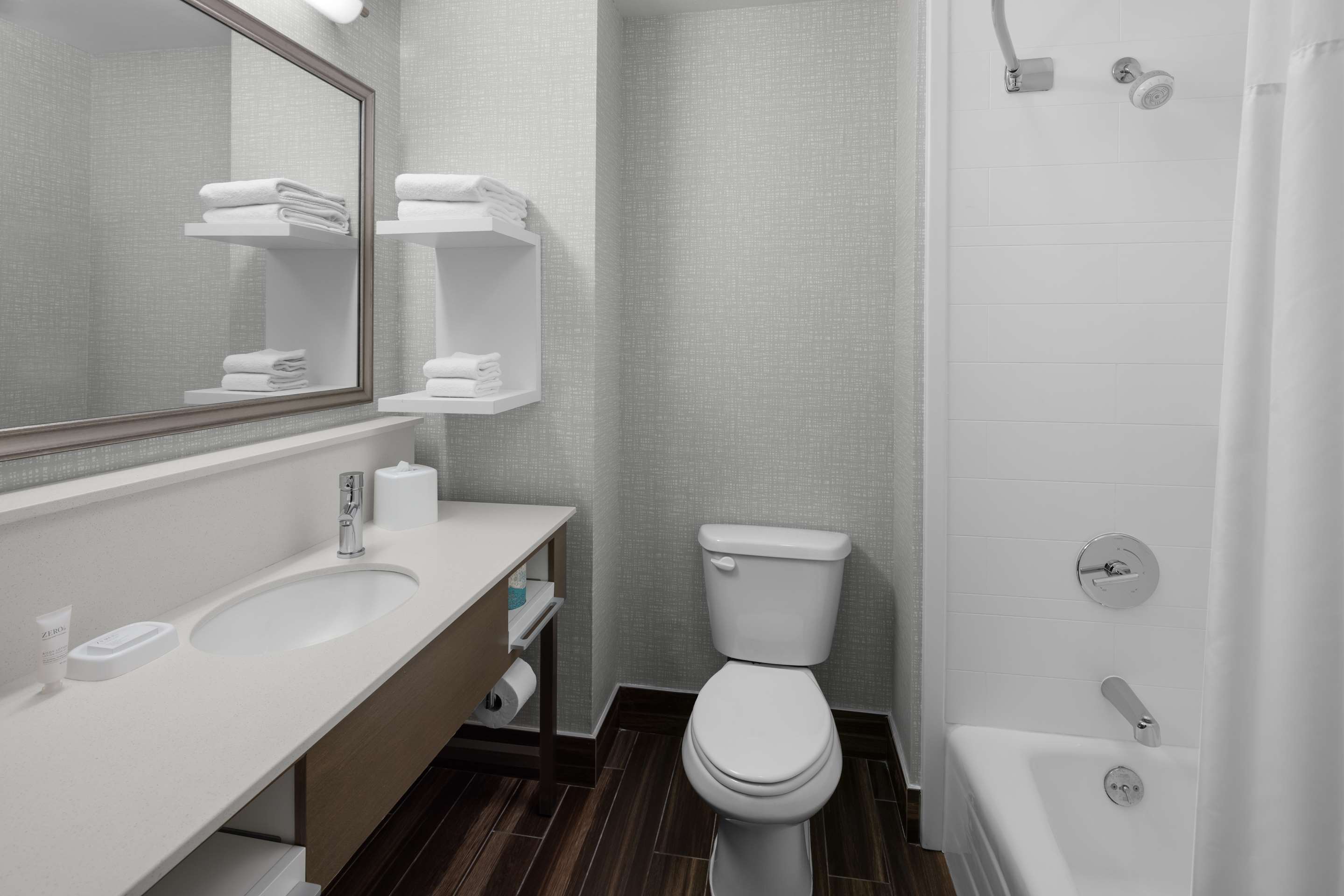 2 Queen Beds Suite with Table Seating DUP