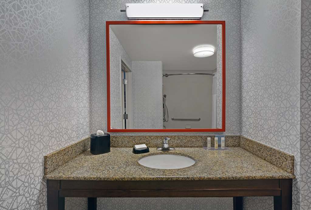 Hampton Inn Bath (Brunswick Area) Room Type - 2QN MOB HEAR ACC RI-SHW NS