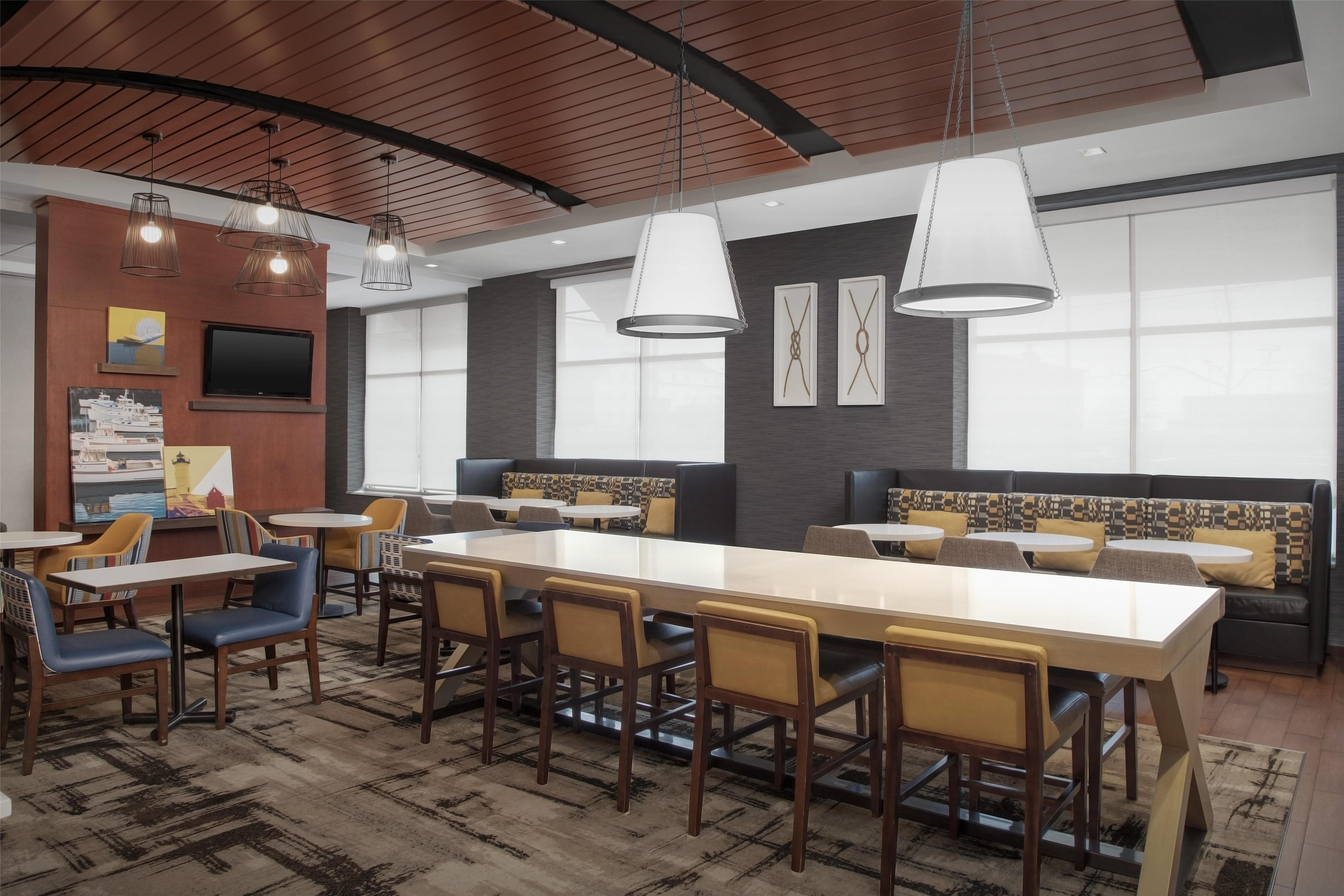 Breakfast Area | Hampton Inn Portland Downtown - Waterfront