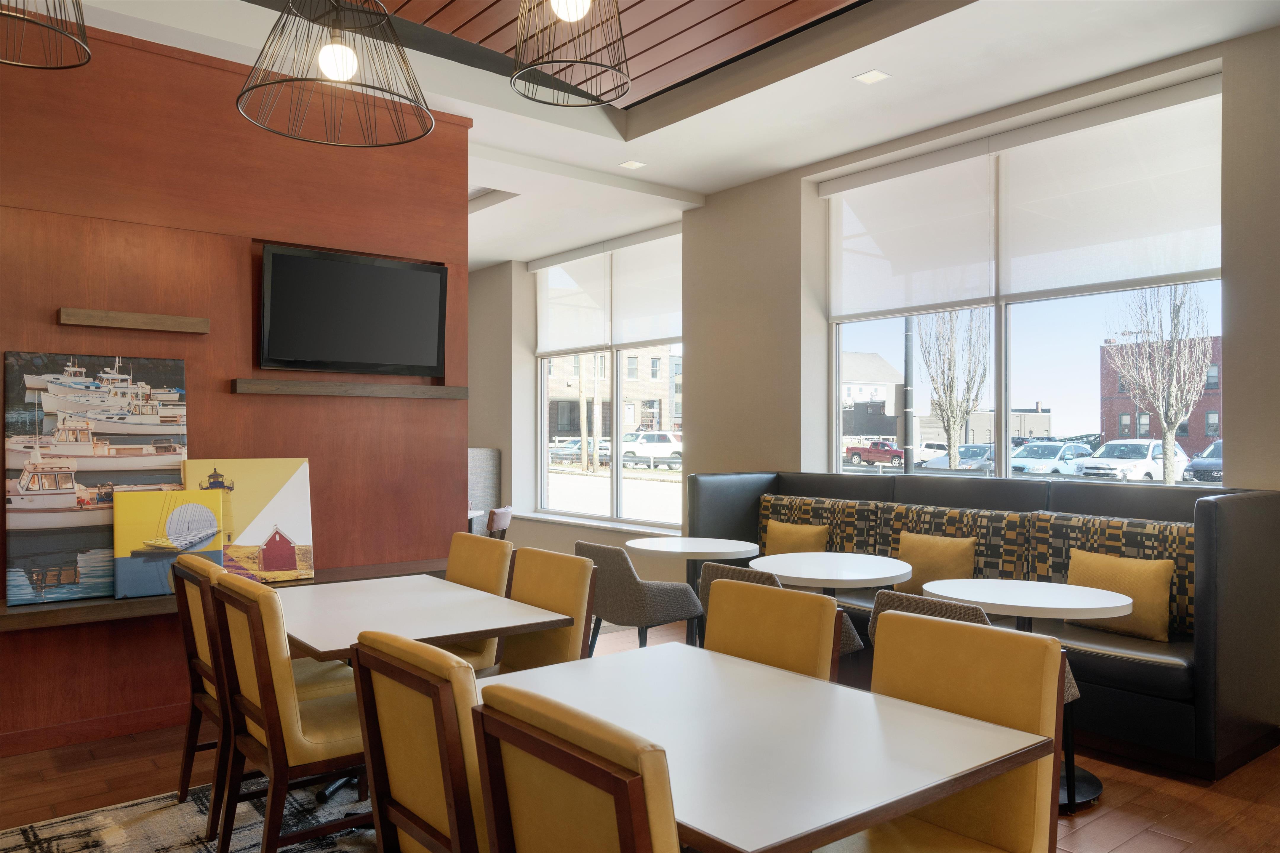 Breakfast Area | Hampton Inn Portland Downtown - Waterfront