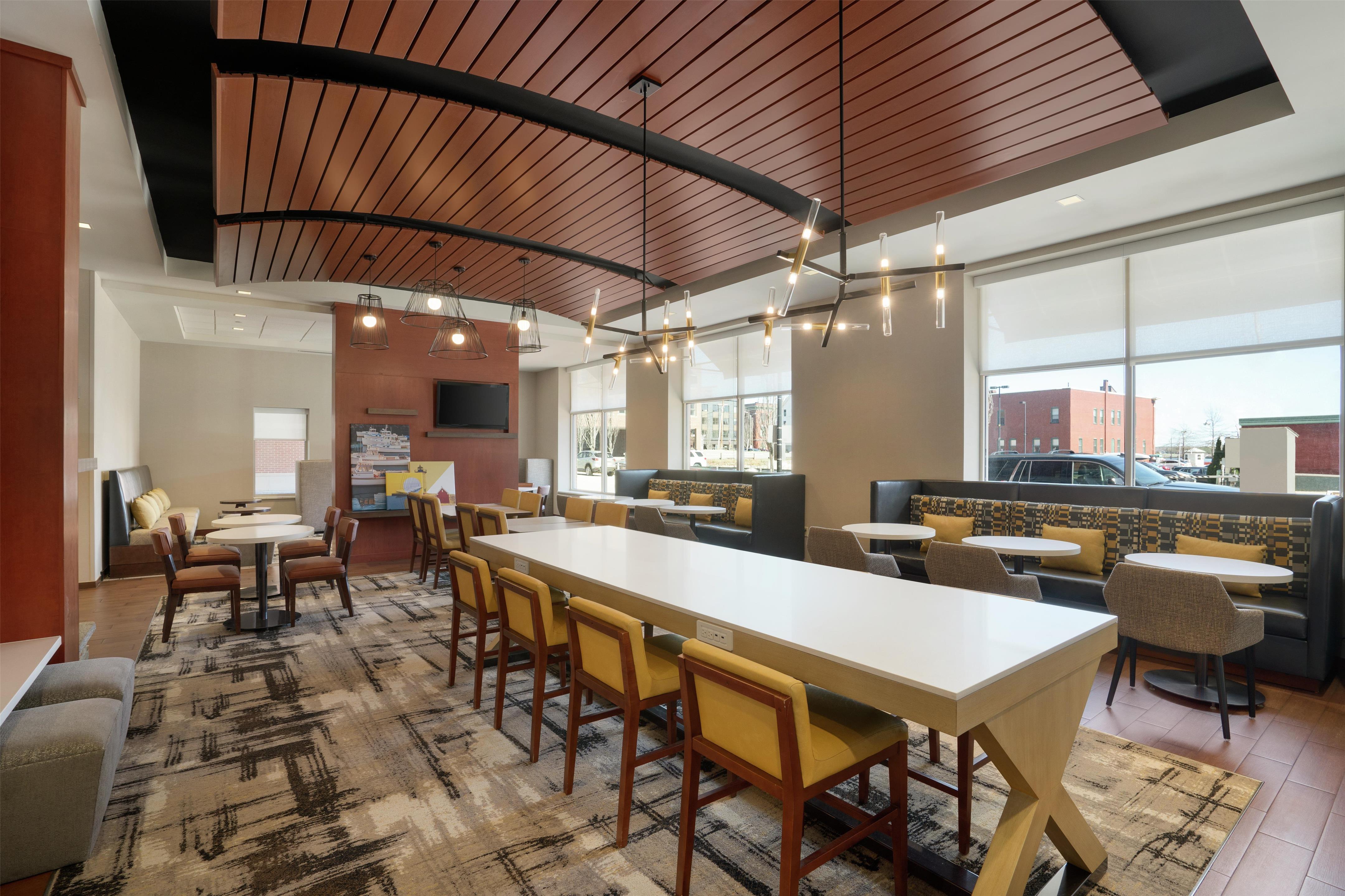 Breakfast Area | Hampton Inn Portland Downtown - Waterfront