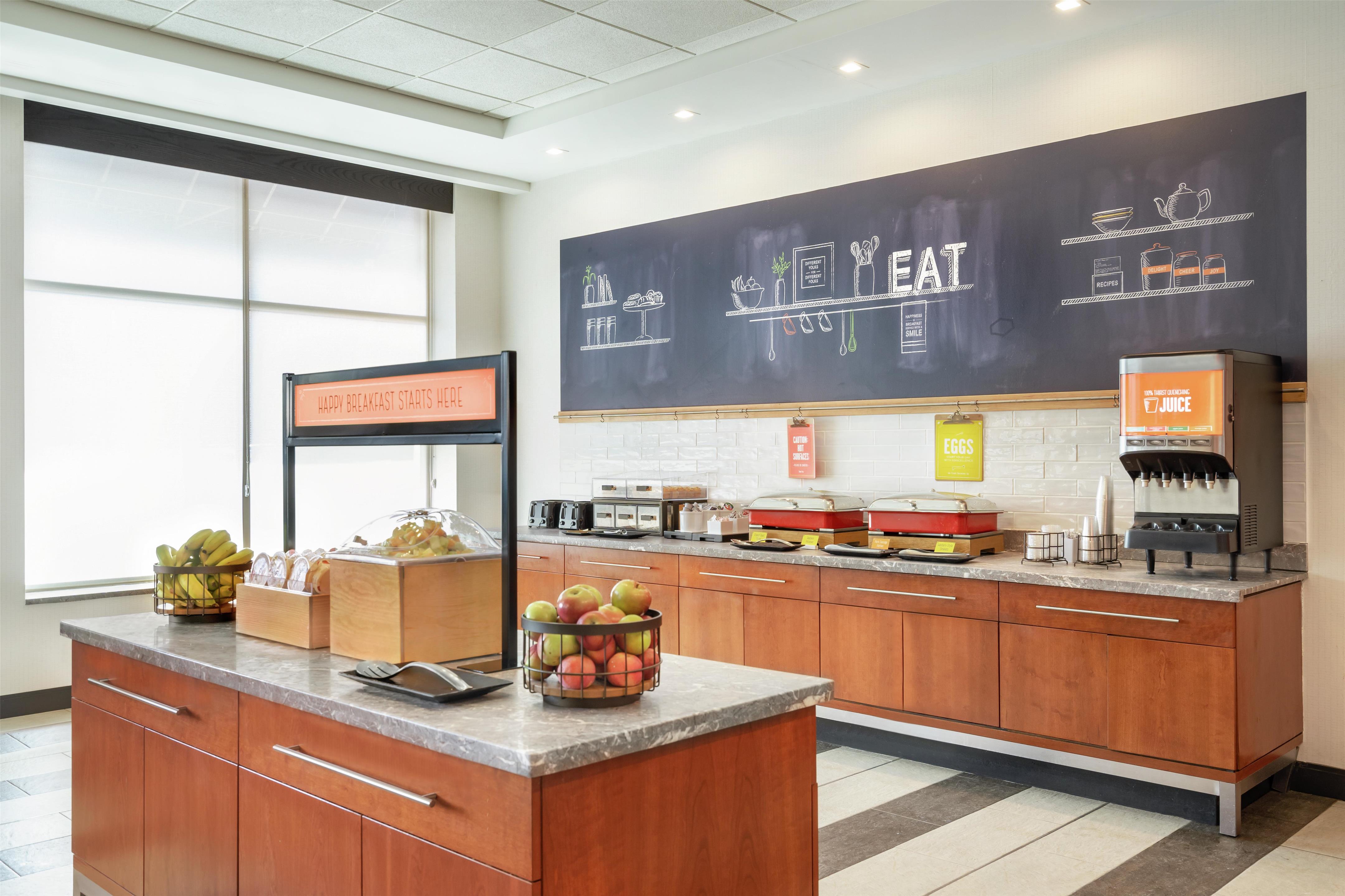 Breakfast Area | Hampton Inn Portland Downtown - Waterfront
