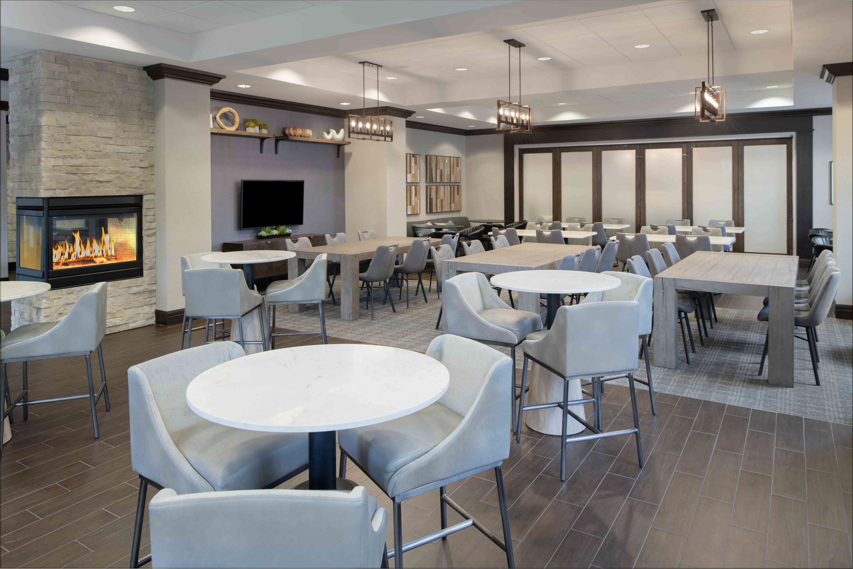 Breakfast Area | Hampton Inn Lewiston-Auburn