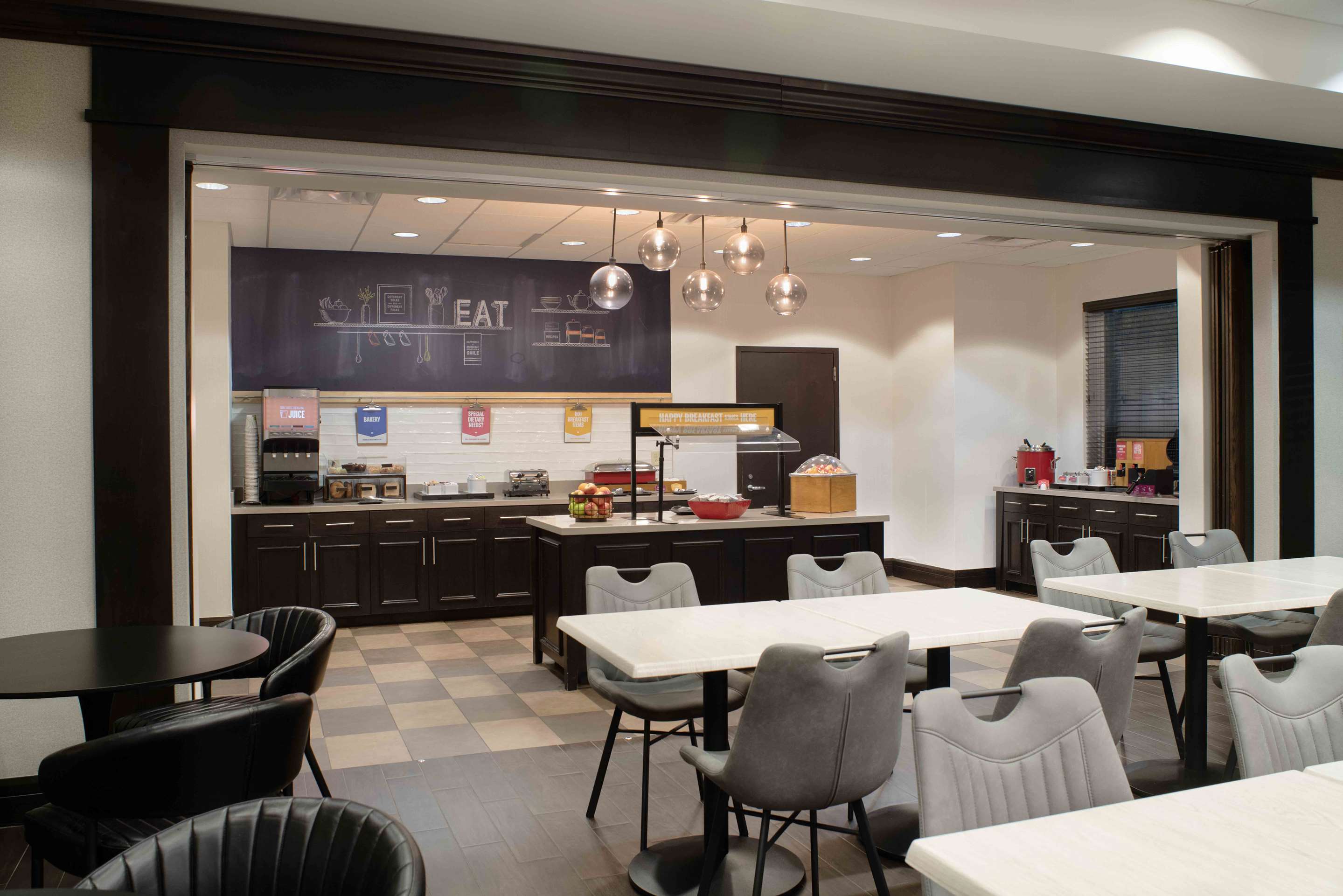 Breakfast Area | Hampton Inn Lewiston-Auburn