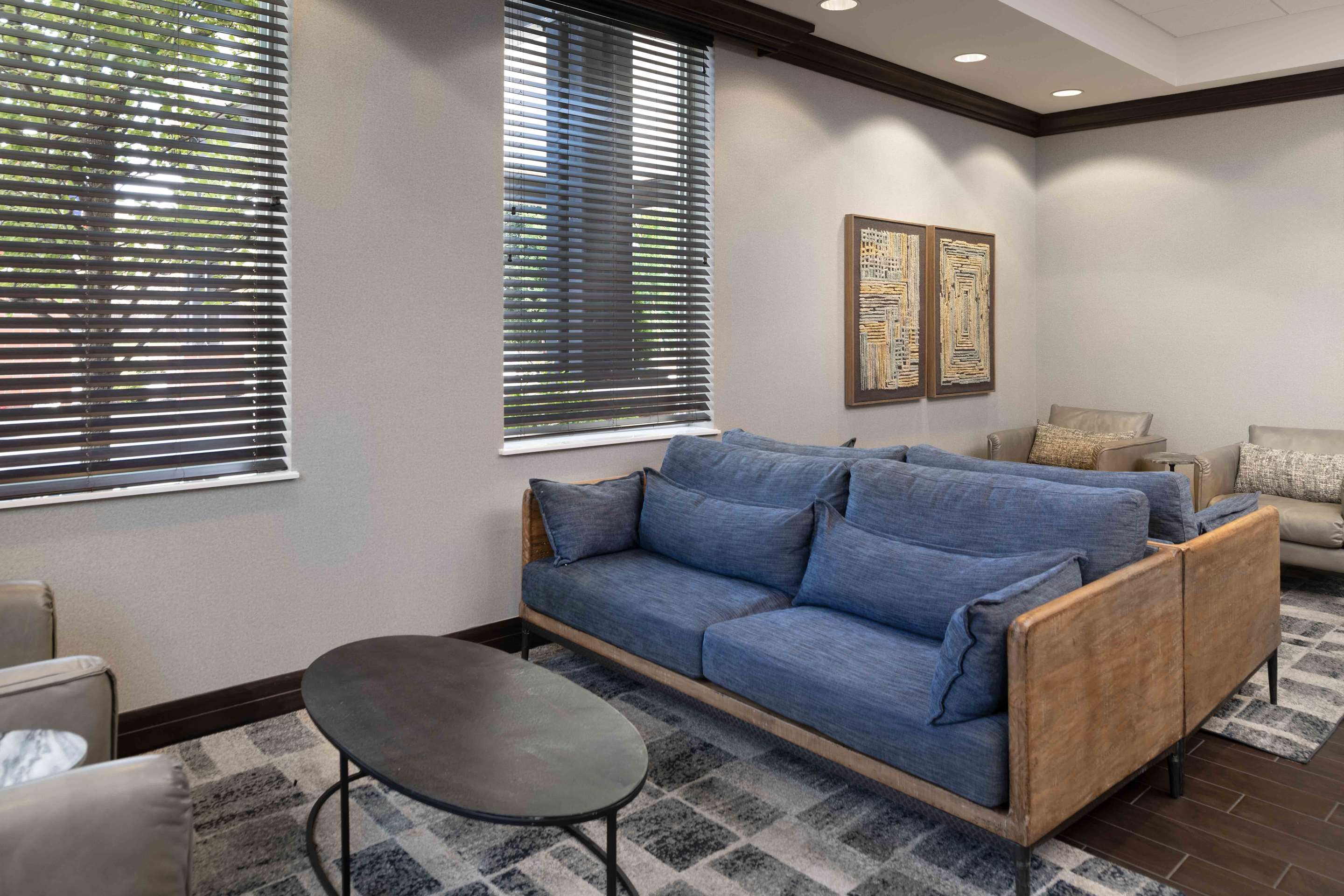 Lobby | Hampton Inn Lewiston-Auburn