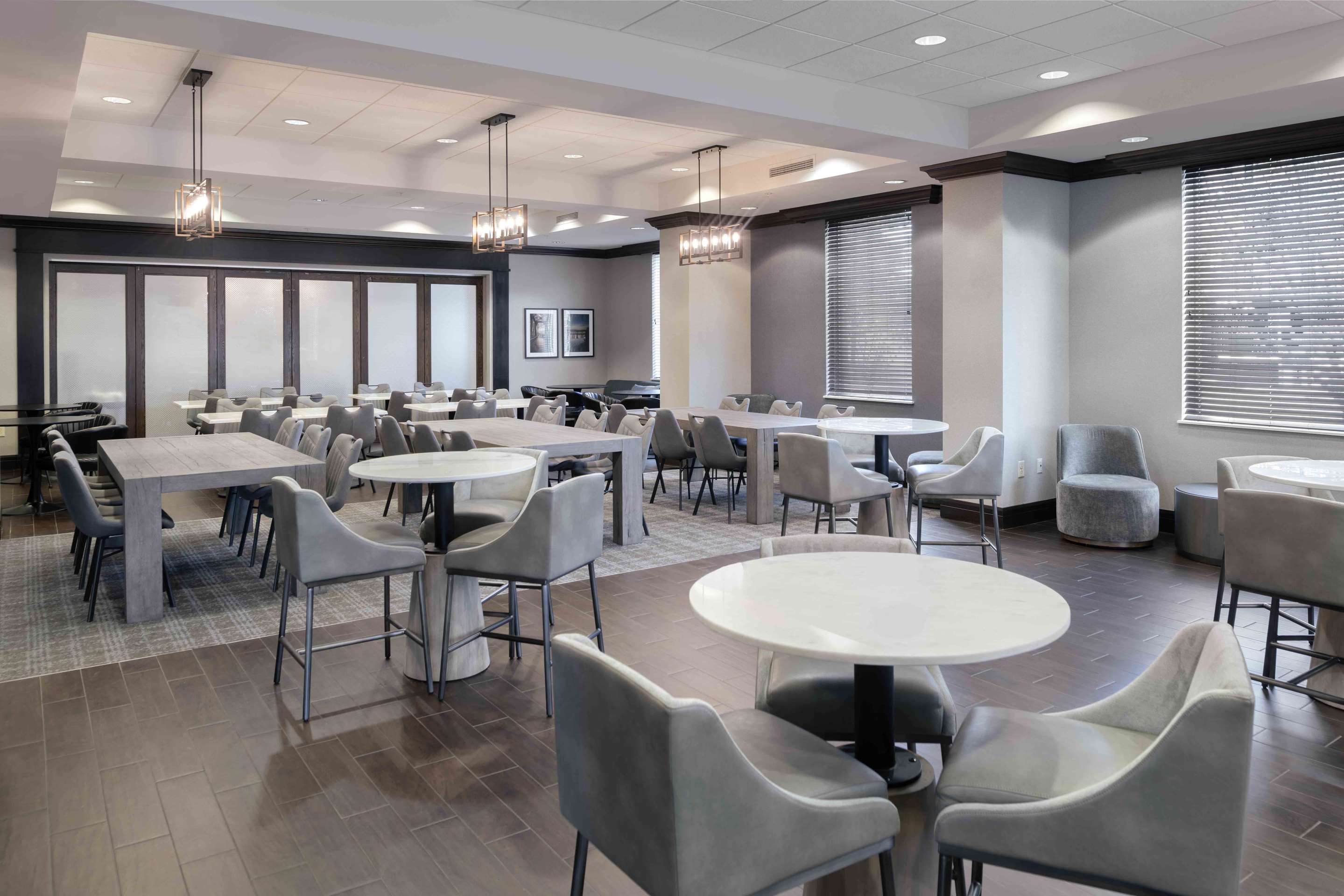 Breakfast Area | Hampton Inn Lewiston-Auburn