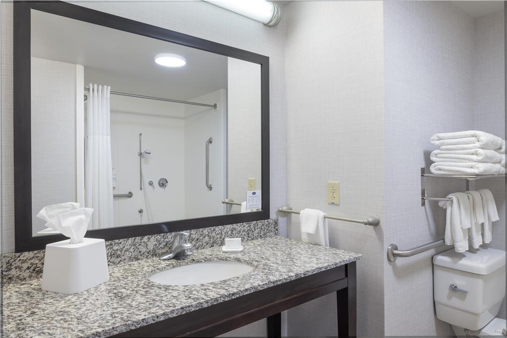 Hampton Inn by Hilton Lewiston-Auburn - Tap to explore photos