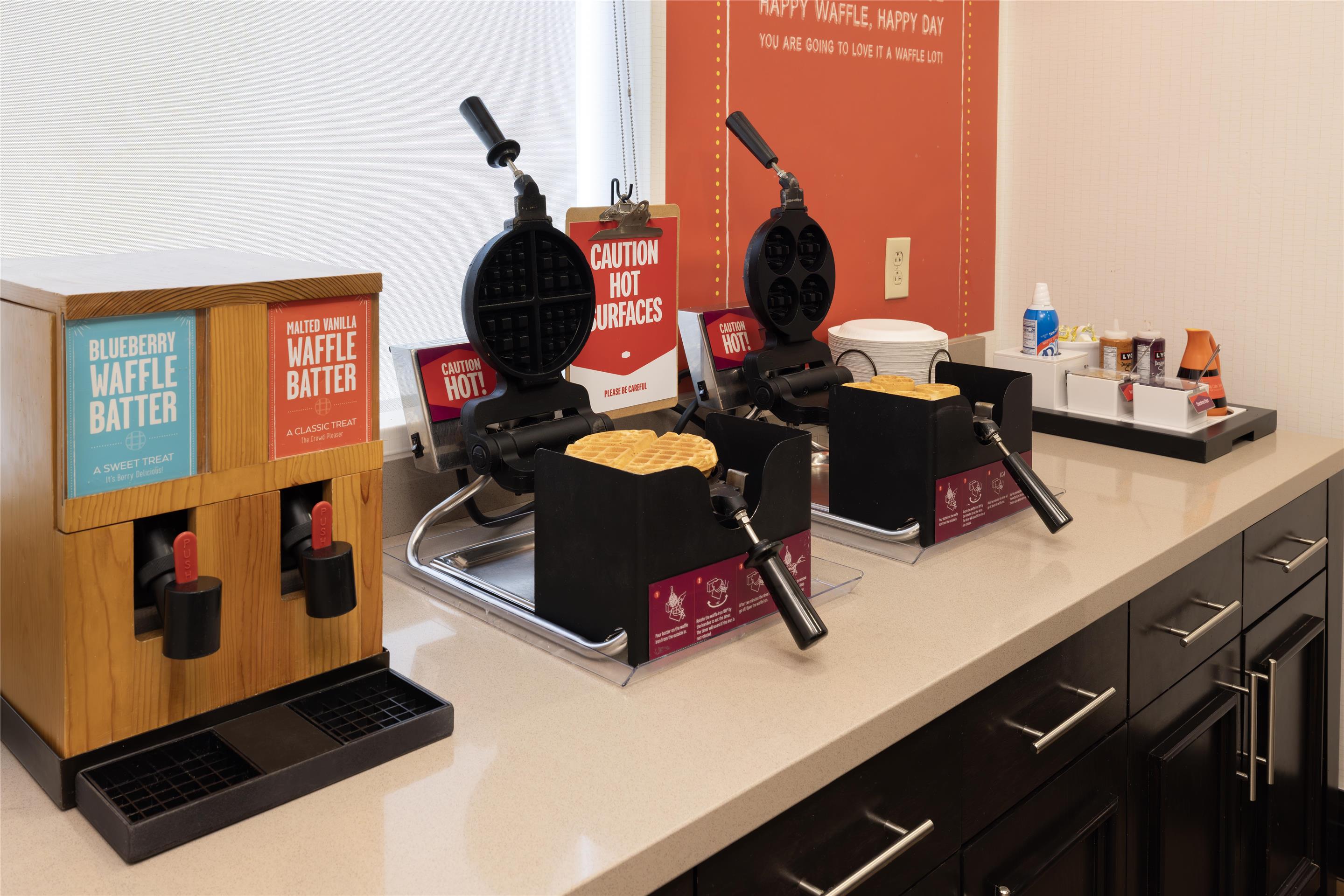 Breakfast Area | Hampton Inn Lewiston-Auburn