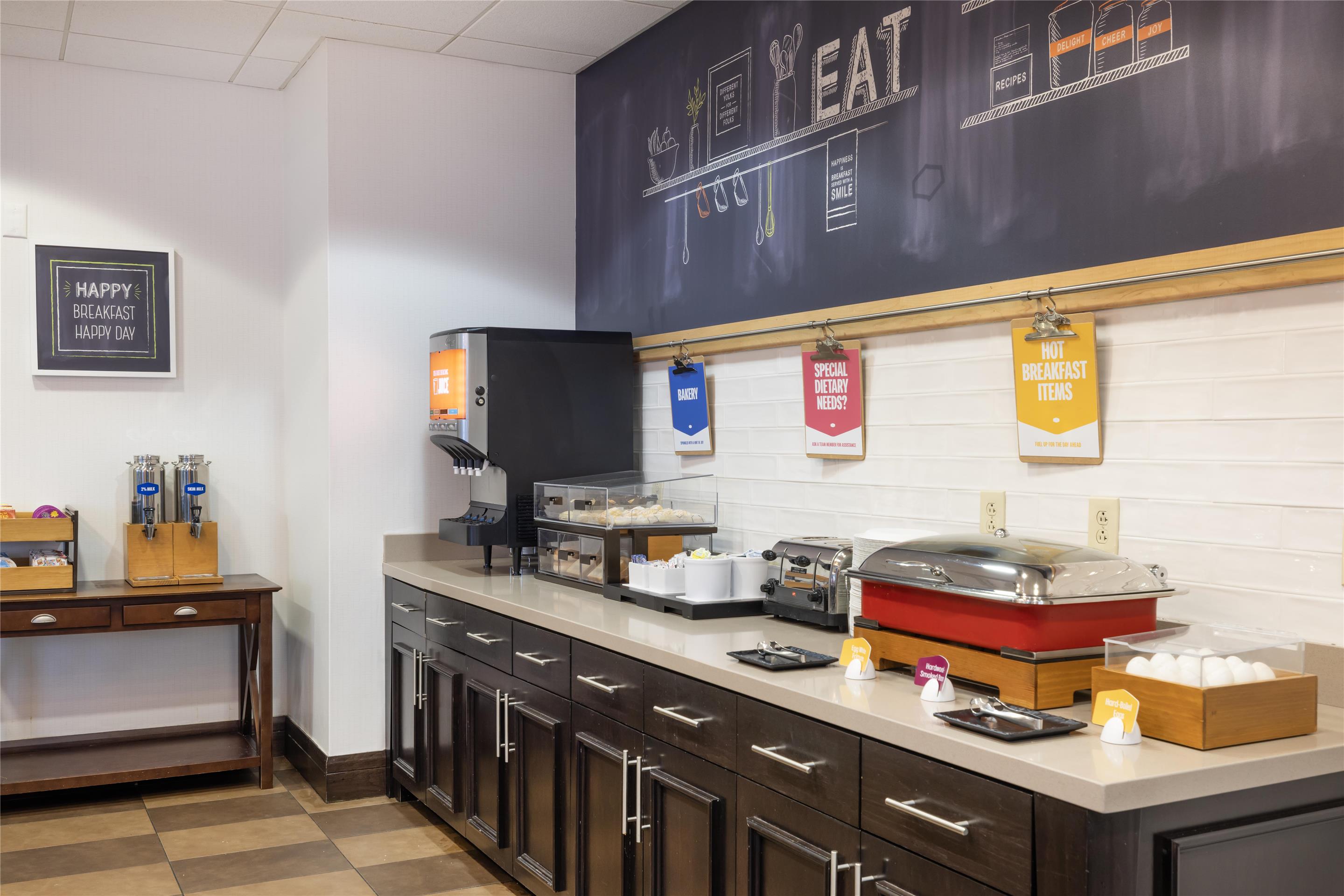 Breakfast Area | Hampton Inn Lewiston-Auburn