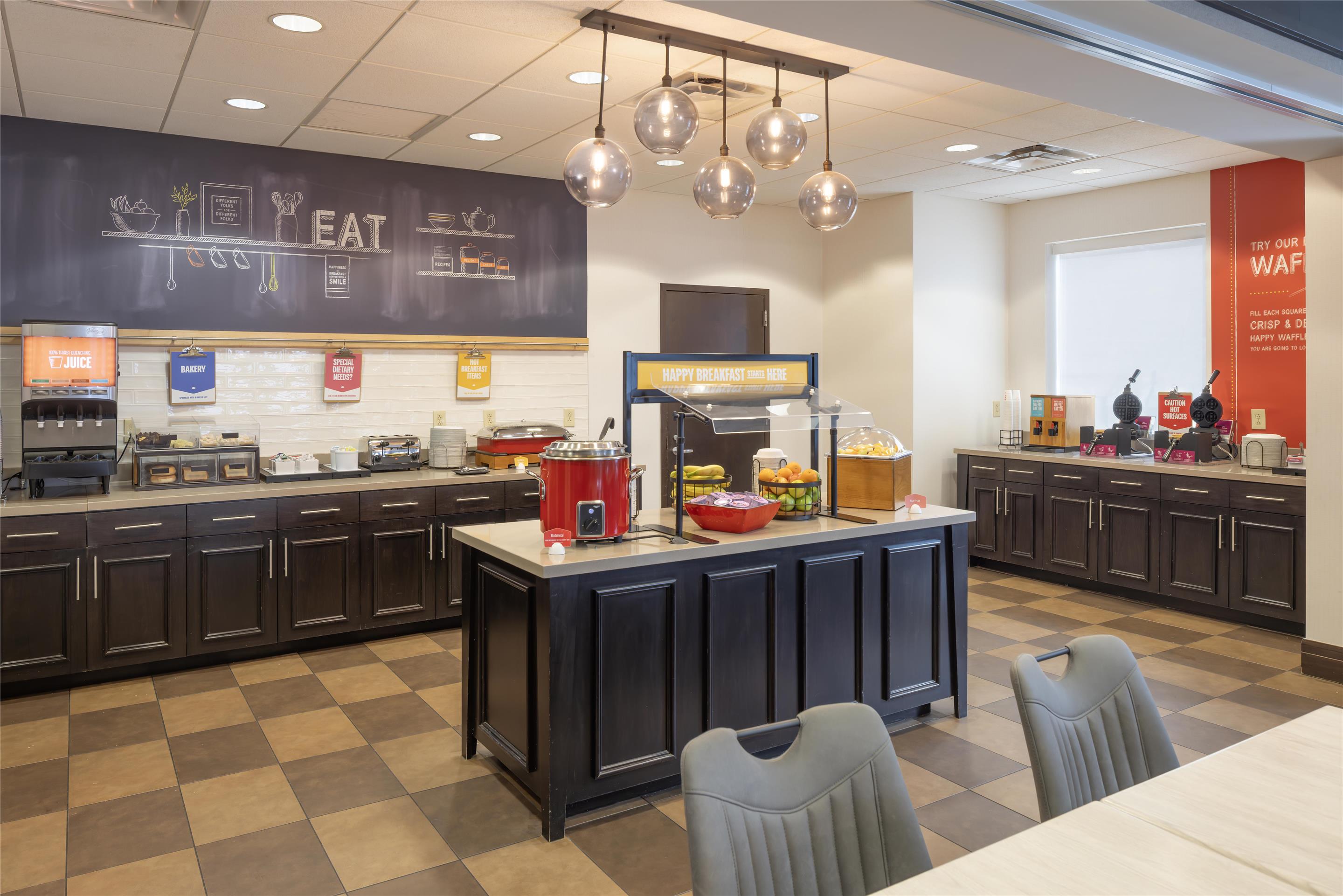 Breakfast Area | Hampton Inn Lewiston-Auburn