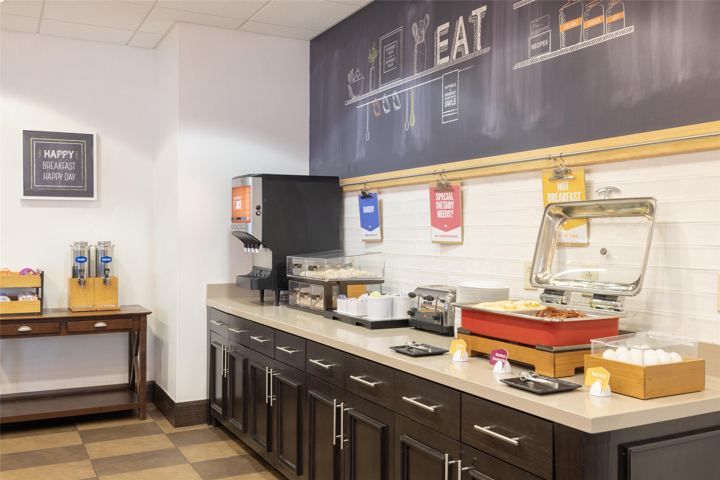 Breakfast Area | Hampton Inn Lewiston-Auburn