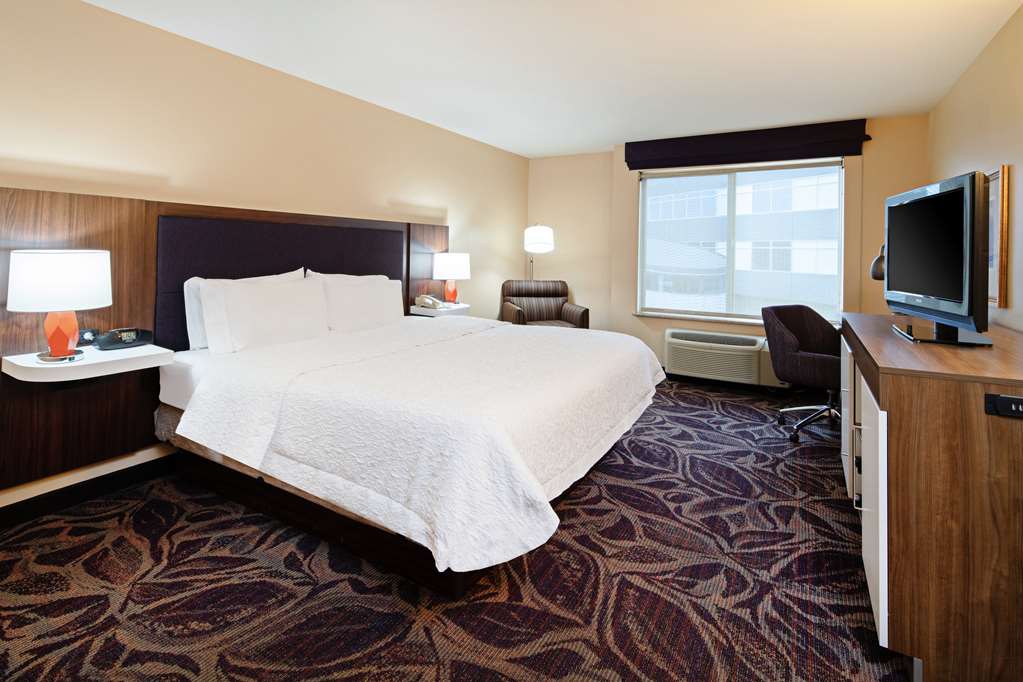 Hampton Inn & Suites by Hilton Bremerton Room Type - 1 KNG ACC ROLLIN SHWR NS