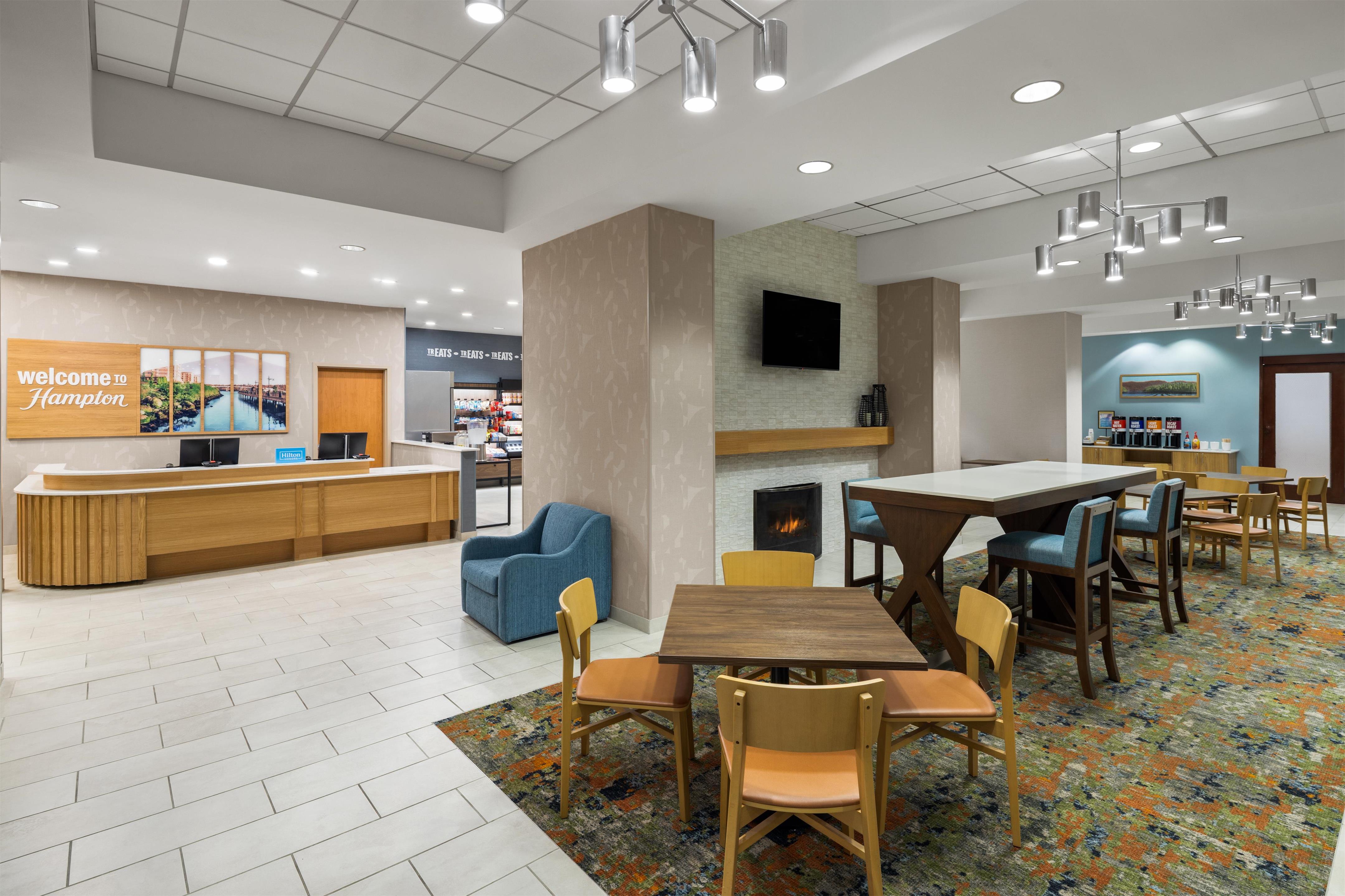 Lobby | Hampton Inn & Suites Bremerton