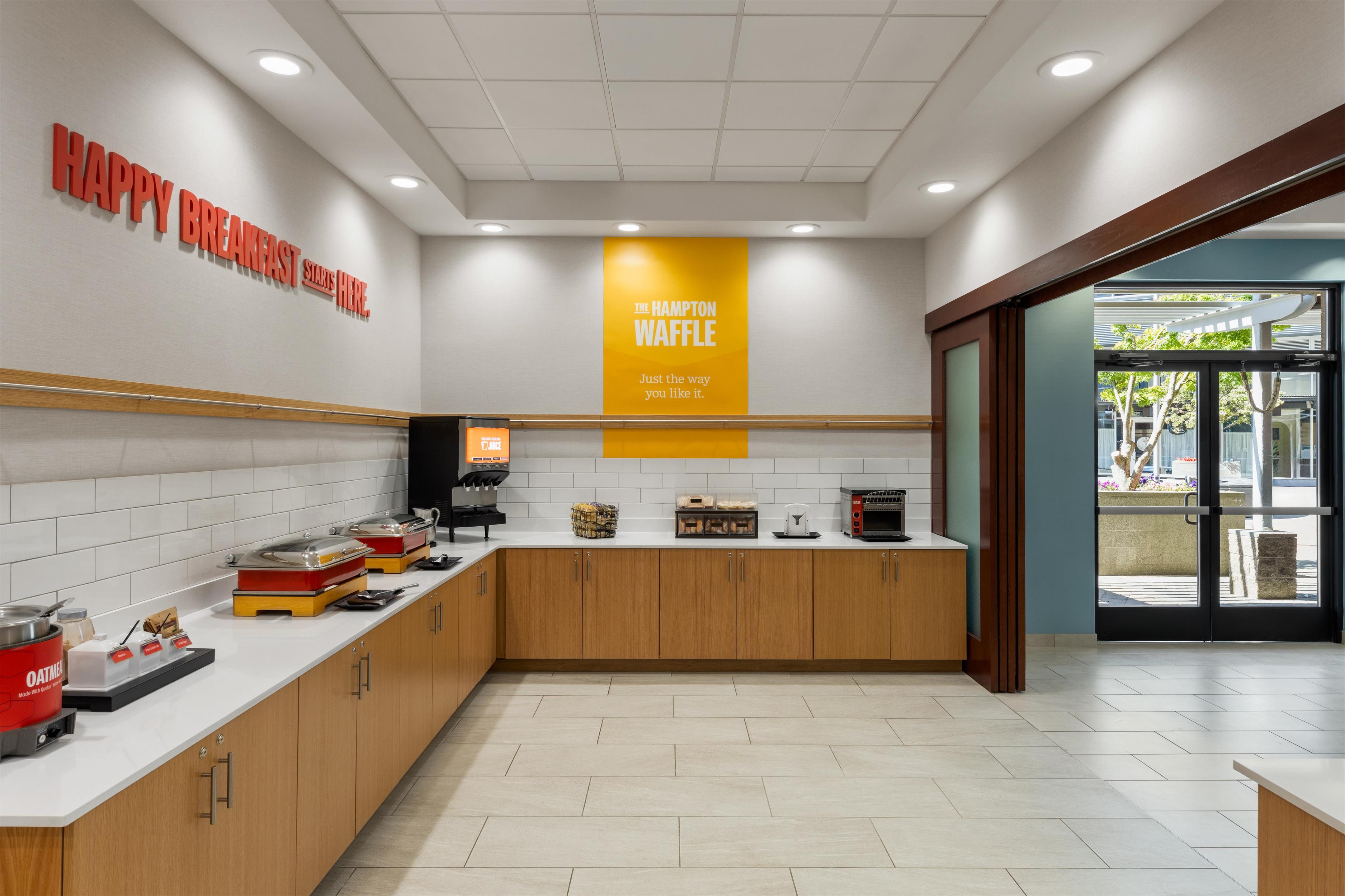 Breakfast Area | Hampton Inn & Suites Bremerton
