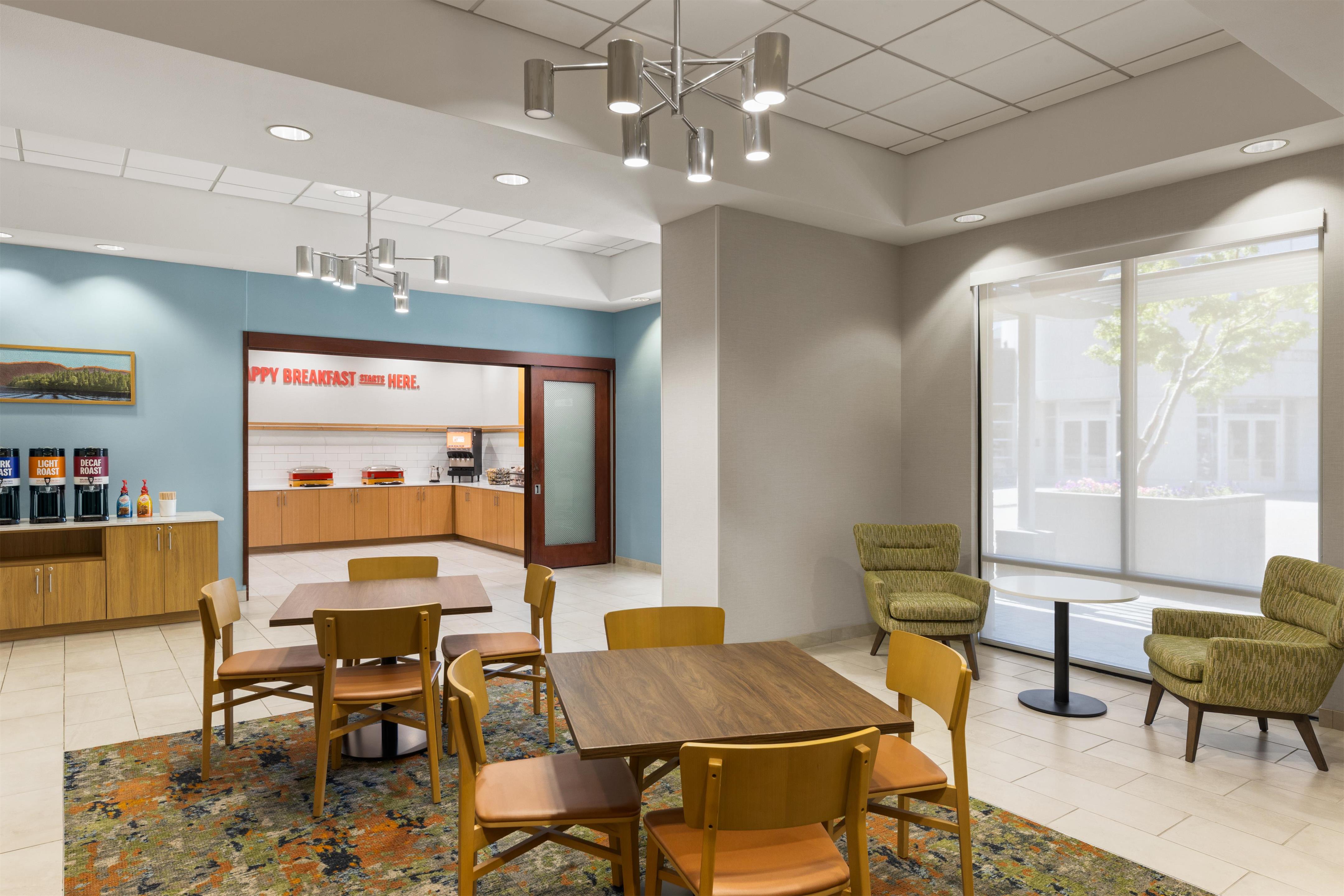 Breakfast Area | Hampton Inn & Suites Bremerton