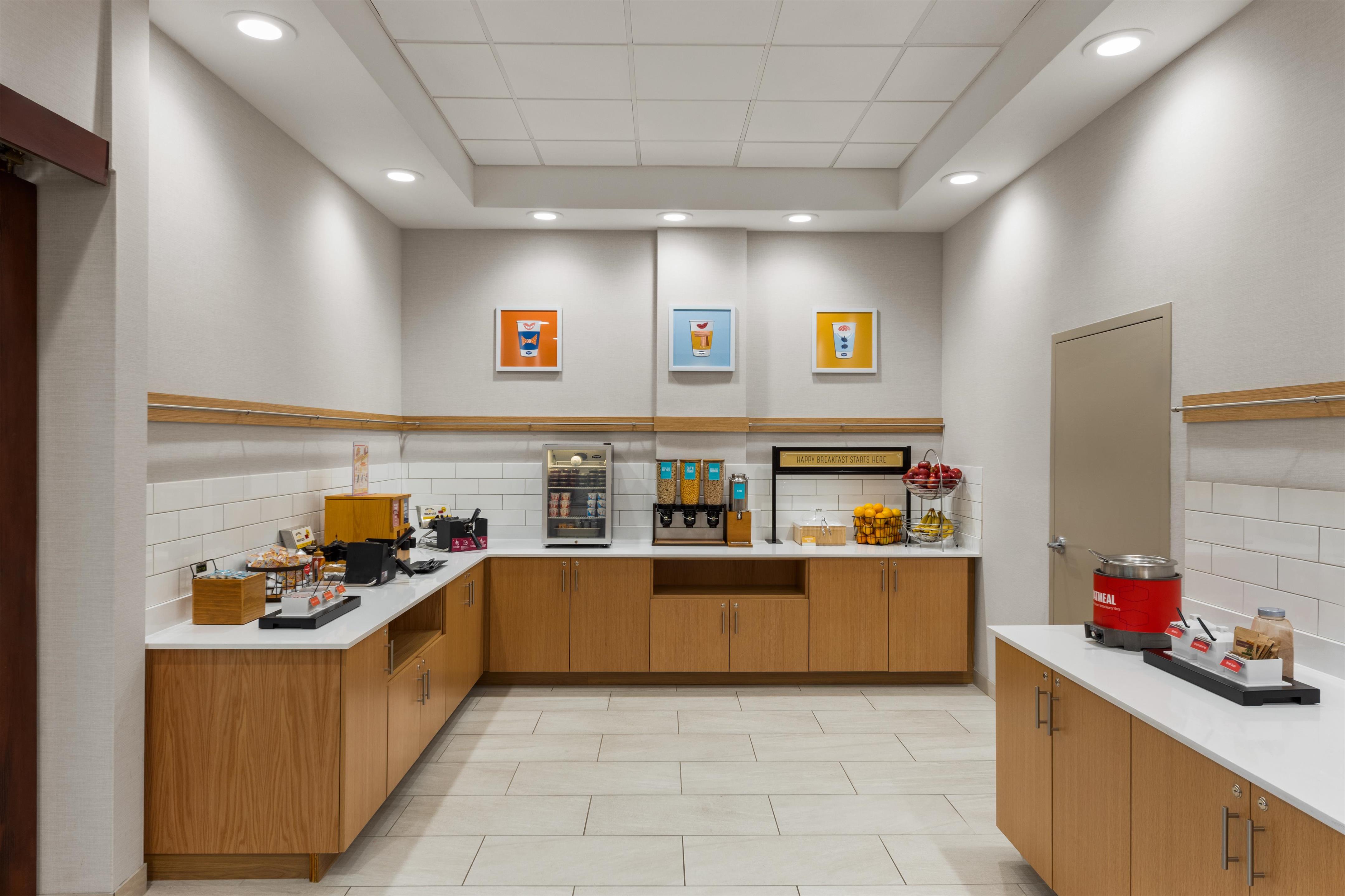 Breakfast Area | Hampton Inn & Suites Bremerton