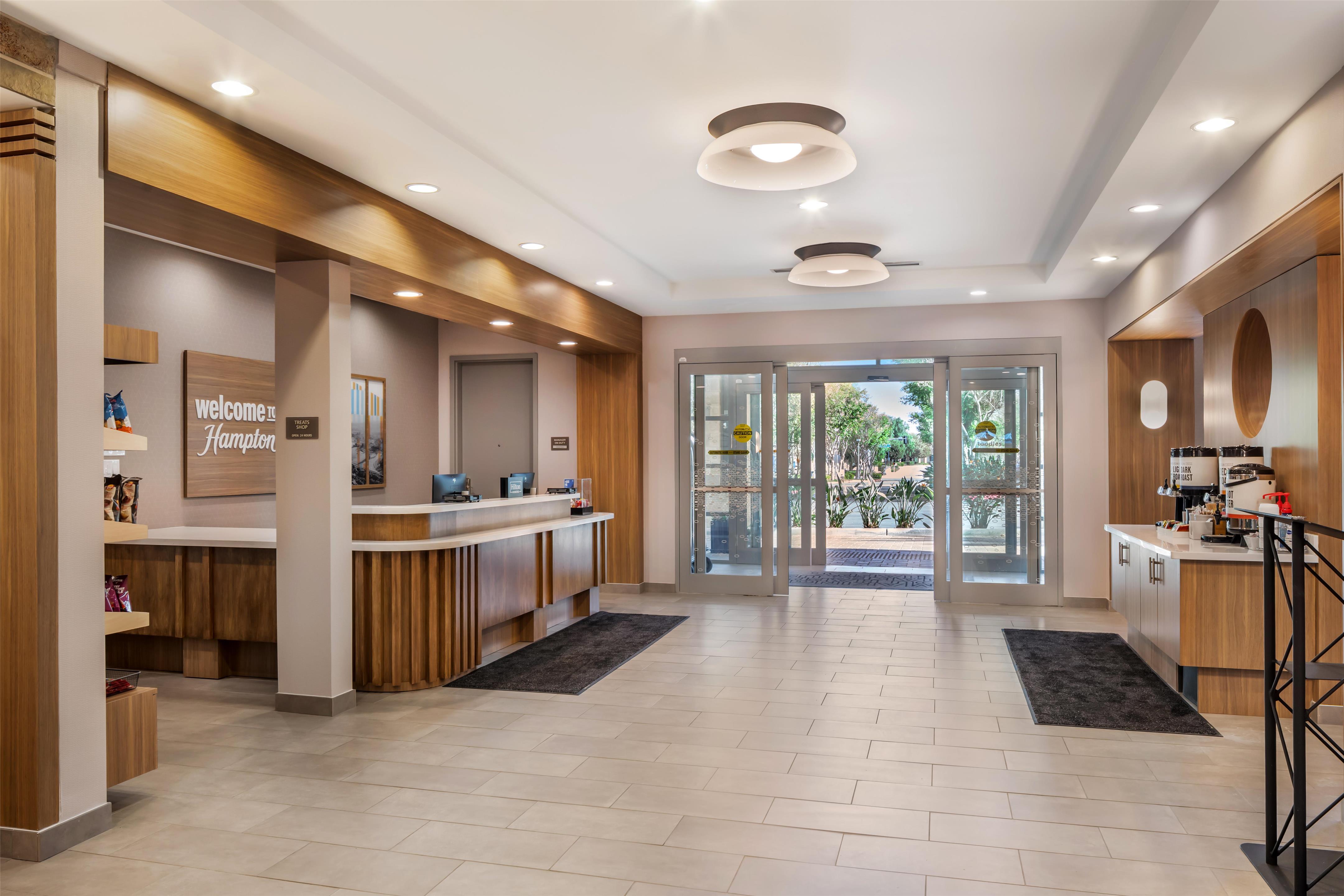 Lobby | Hampton Inn & Suites Riverside/Corona East