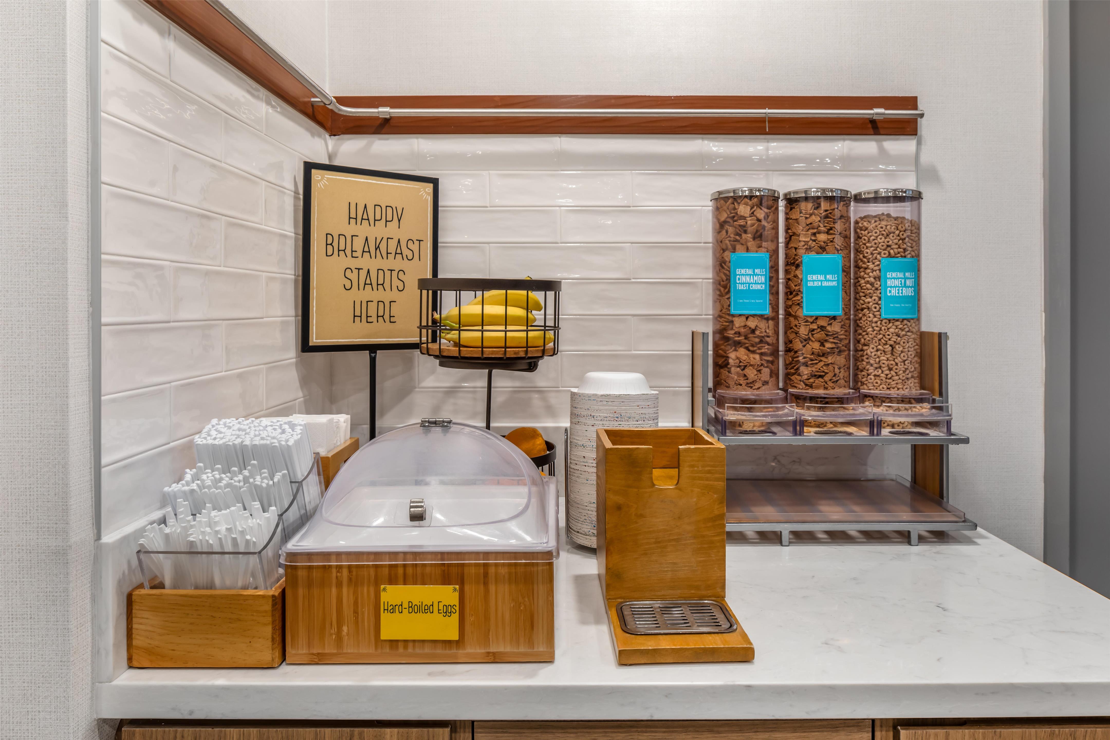 Breakfast Area | Hampton Inn & Suites Riverside/Corona East