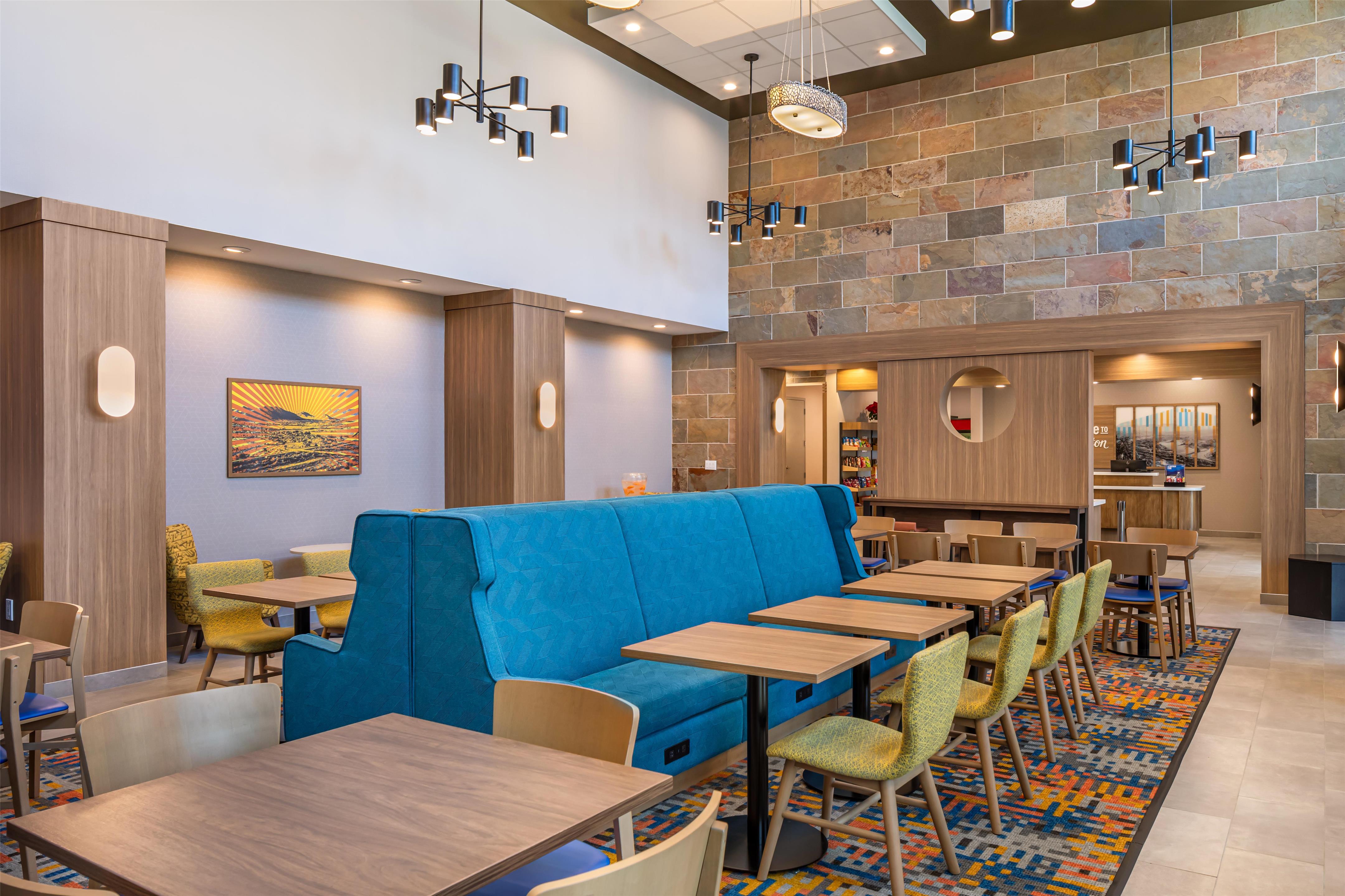 Breakfast Area | Hampton Inn & Suites Riverside/Corona East