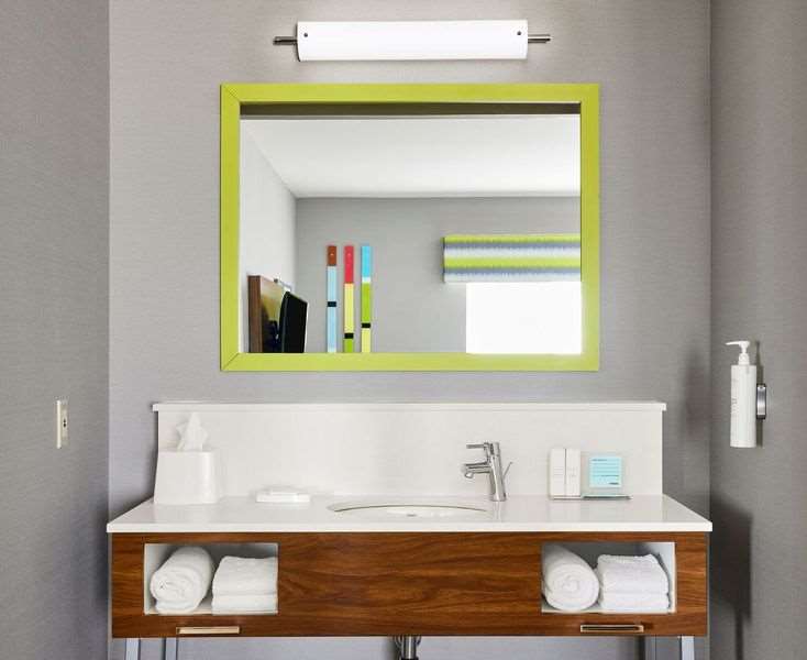 Guest room bath