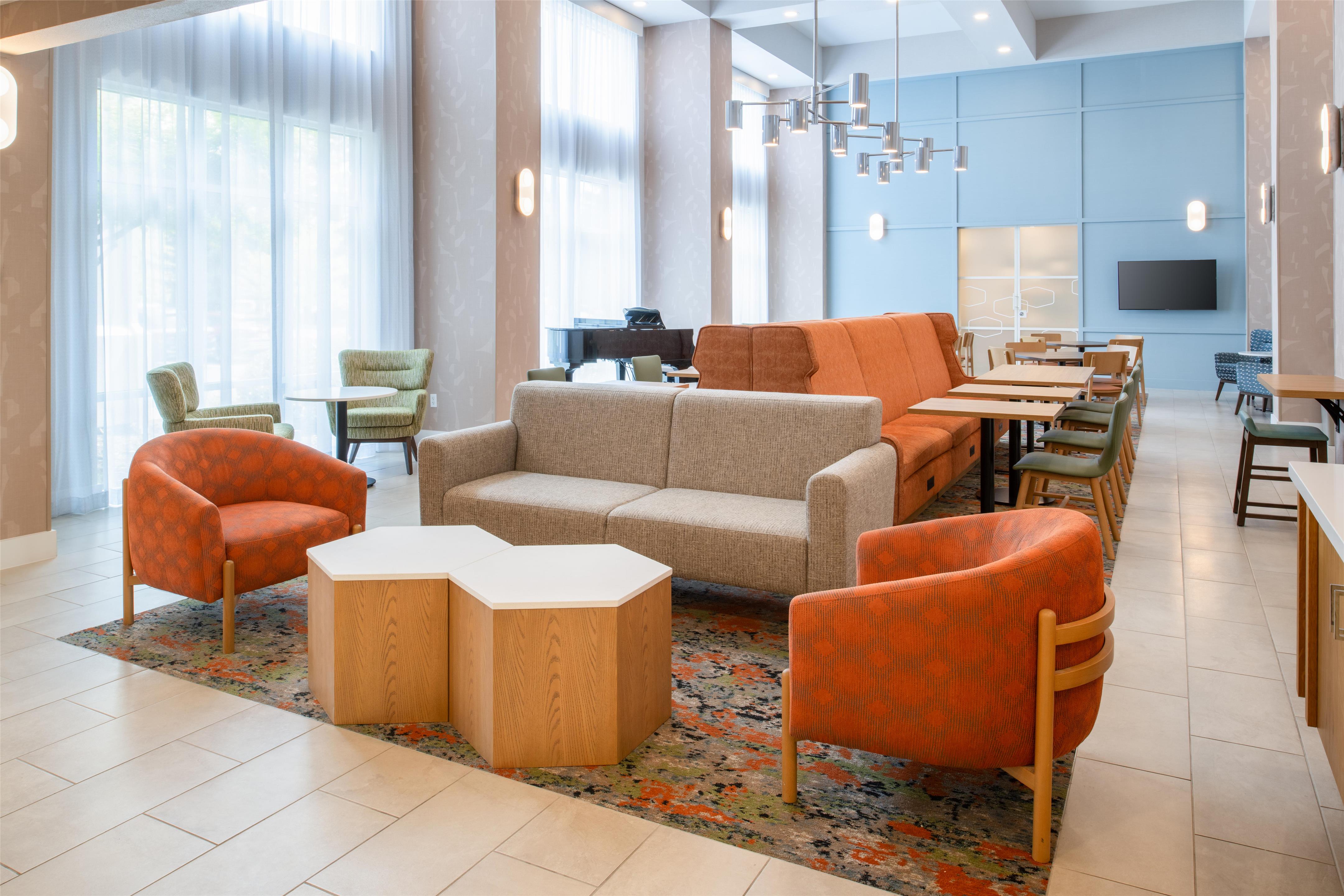 Lobby | Hampton Inn & Suites Redding