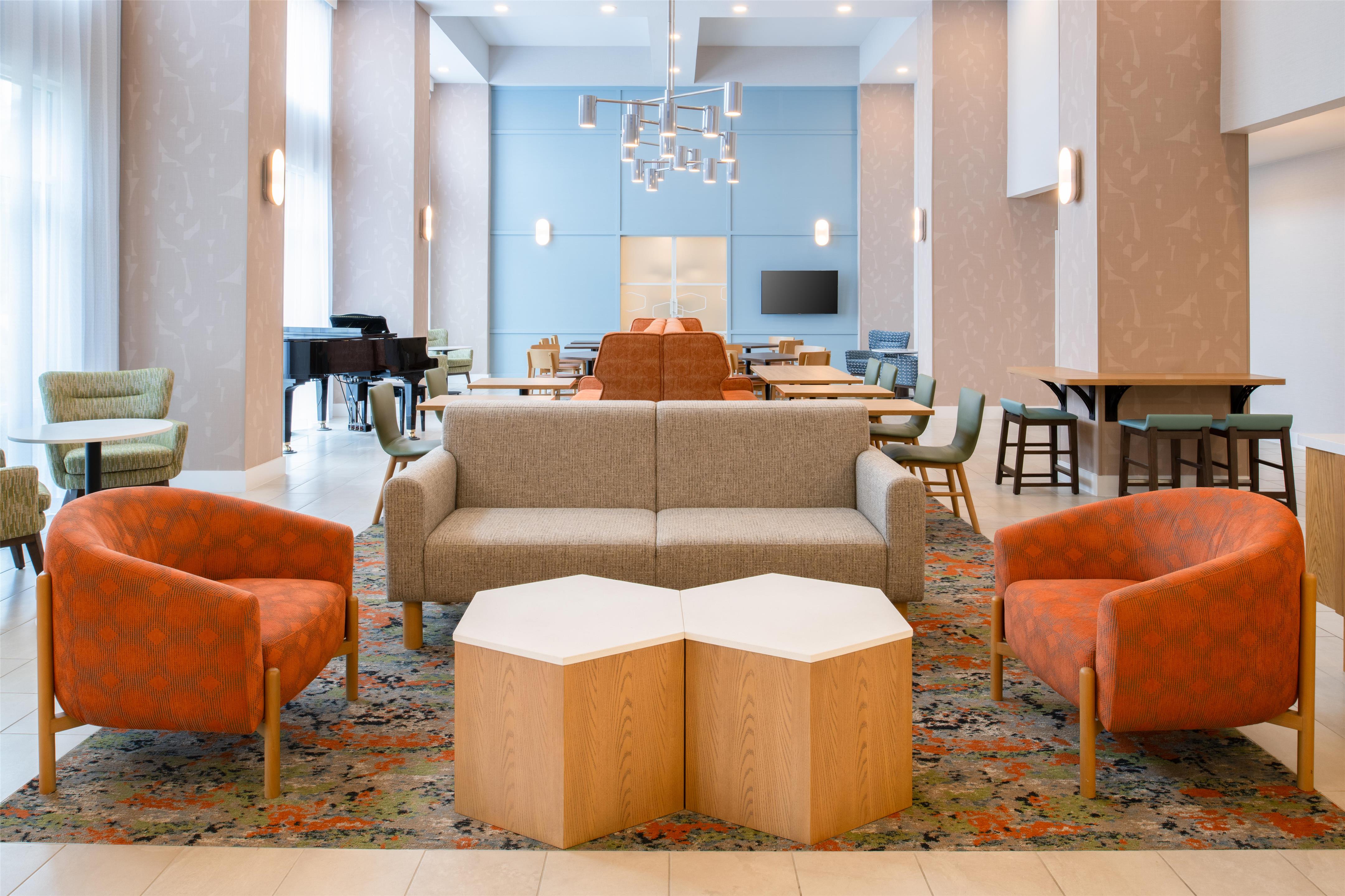 Lobby | Hampton Inn & Suites Redding